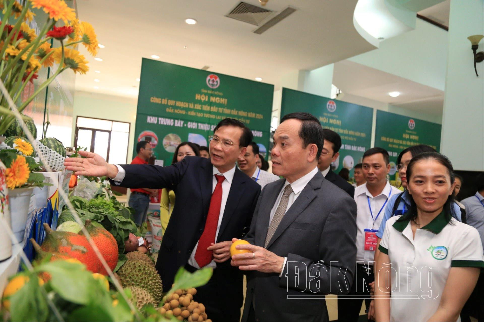 Phó Thủ tướng Chính phủ Trần Lưu Quang tìm hiểu các sản phẩm thế mạnh của Đắk Nông bên thềm hội nghị