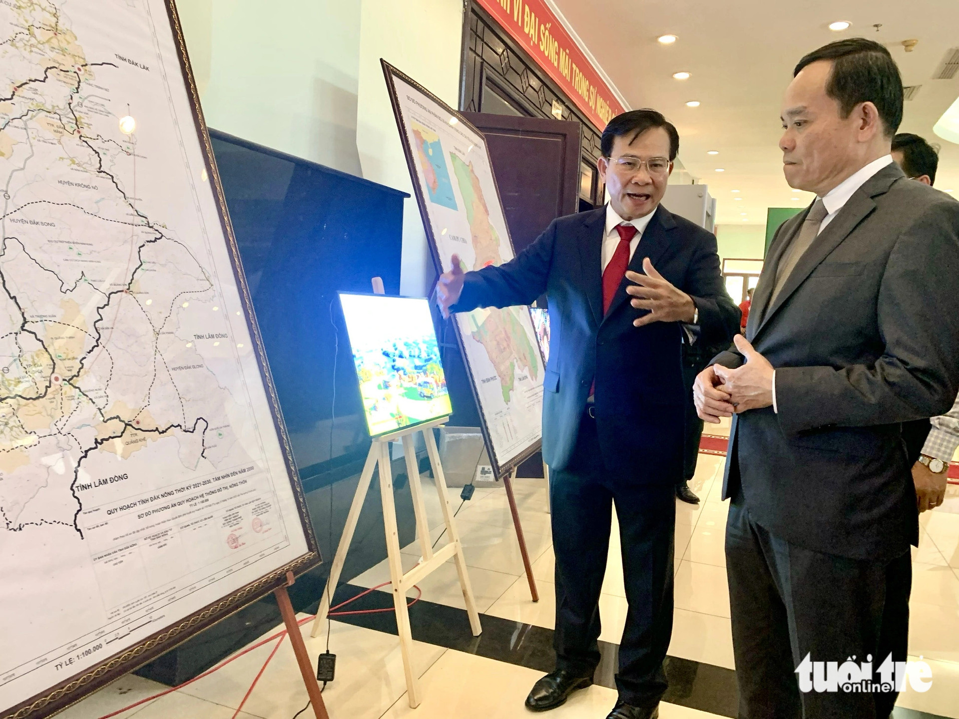 Ông Hồ Văn Mười - chủ tịch UBND tỉnh Đắk Nông (bên trái) - giới thiệu những tiềm năng của tỉnh Đắk Nông với Phó thủ tướng Trần Lưu Quang - Ảnh: TRUNG TÂN
