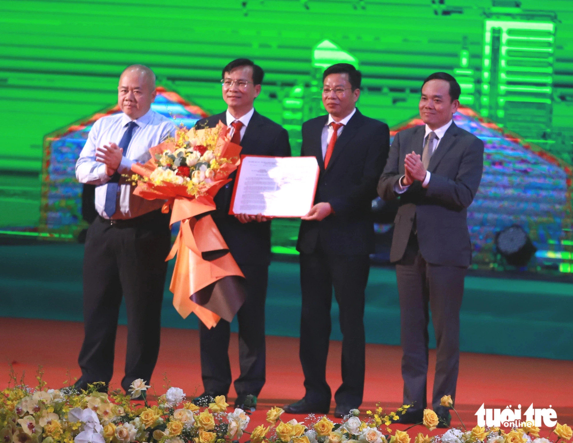 Lãnh đạo tỉnh Đắk Nông nhận quyết định quy hoạch tỉnh năm 2021-2030, tầm nhìn đến năm 2050 - Ảnh: TRUNG TÂN