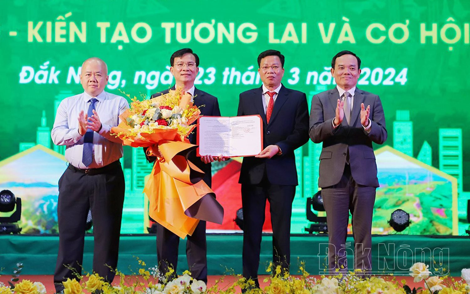Lãnh đạo Tỉnh ủy, HĐND, UBND tỉnh Đắk Nông nhận quyết định phê duyệt Quy hoạch tỉnh Đắk Nông thời kỳ 2021-2030, tầm nhìn đến năm 2050