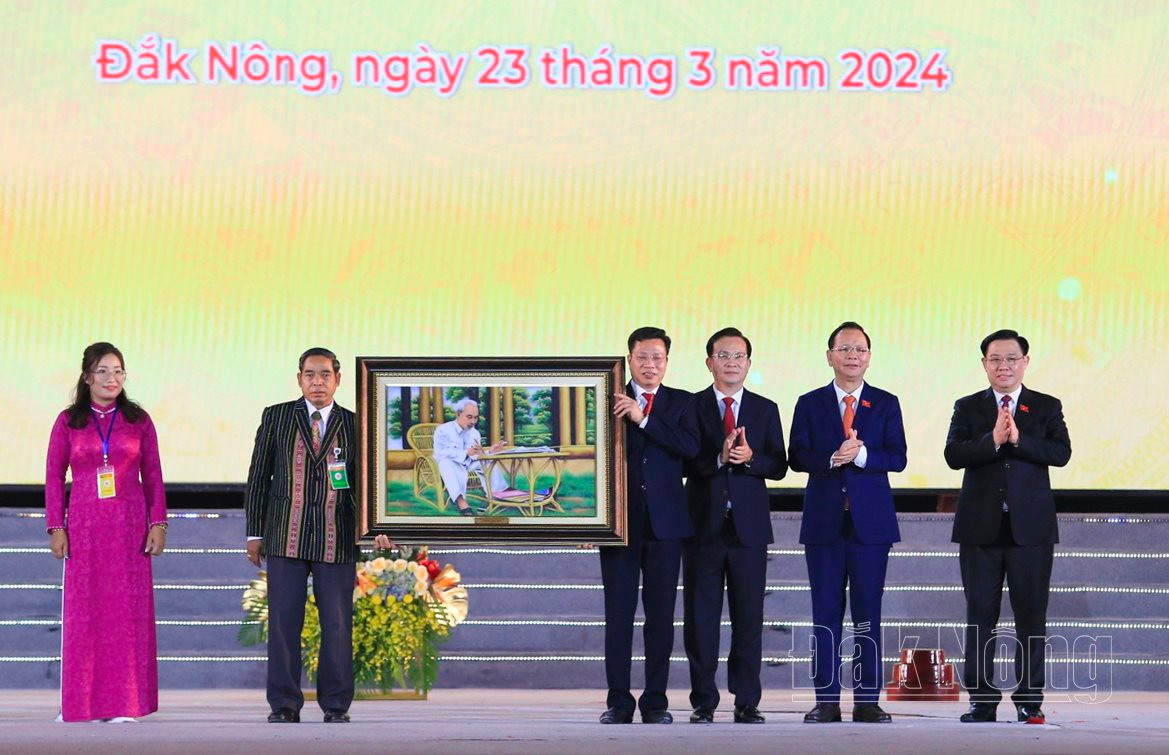 Đồng chí Vương Đình Huệ, Ủy viên Bộ Chính trị, Chủ tịch Quốc hội tặng bức tranh Chủ tịch Hồ Chí Minh cho tỉnh Đắk Nông