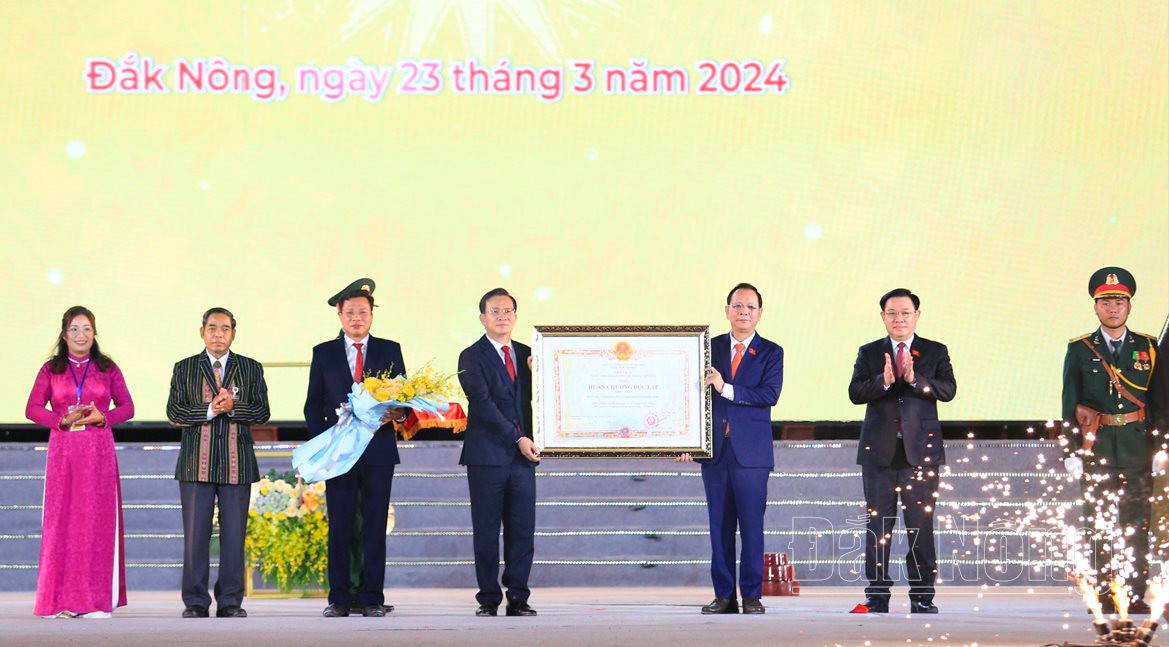 Đồng chí Vương Đình Huệ, Ủy viên Bộ Chính trị, Chủ tịch Quốc hội trao quyết định tặng Huân chương Độc lập hạng Nhất cho Đảng bộ, chính quyền và Nhân dân tỉnh Đắk Nông