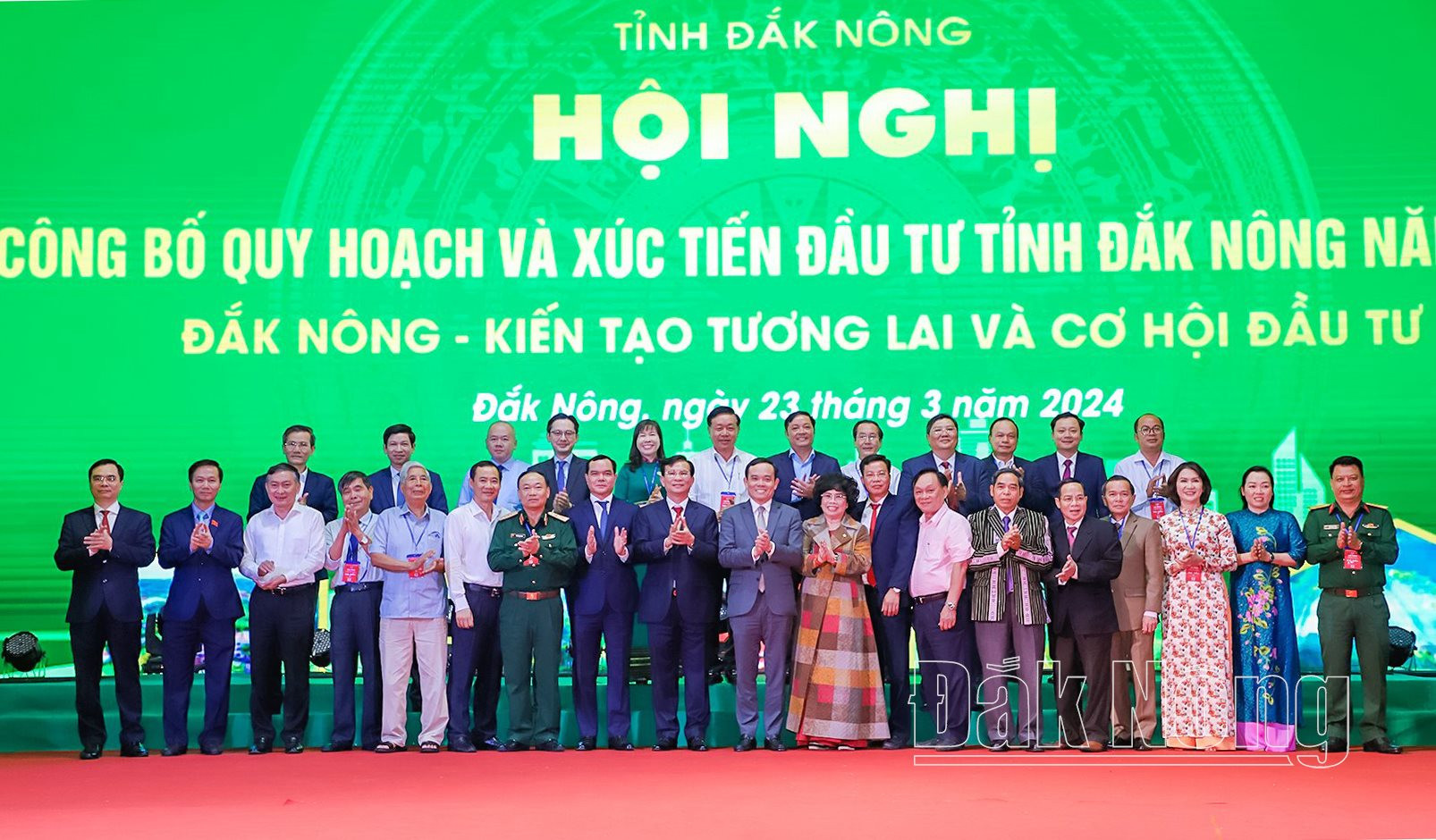 Phó Thủ tướng Chính phủ Trần Lưu Quang chụp hình lưu niêm với lãnh đạo tỉnh và các nhà đầu tư
