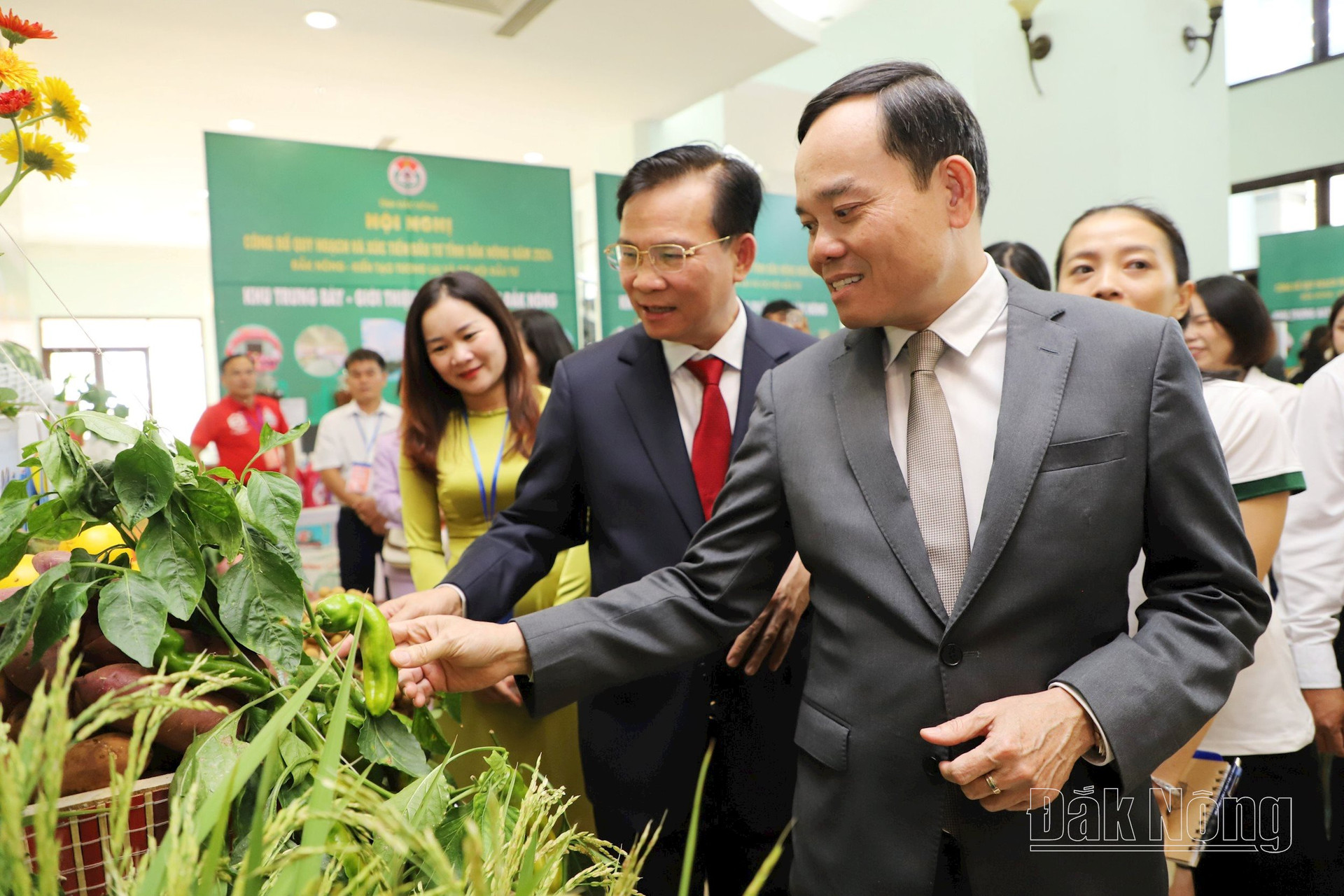 Phó Thủ tướng Chính phủ Trần Lưu Quang tìm hiểu các sản phẩm đặc trưng của Đắk Nông bên thềm hội nghị