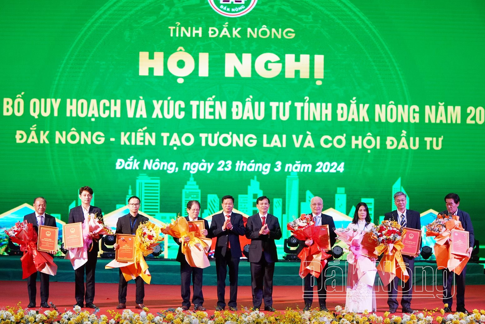 Lãnh đạo tỉnh Đắk Nông trao 4 bản chứng nhận đăng ký đầu tư và 4 bản ghi nhớ hợp tác đầu tư