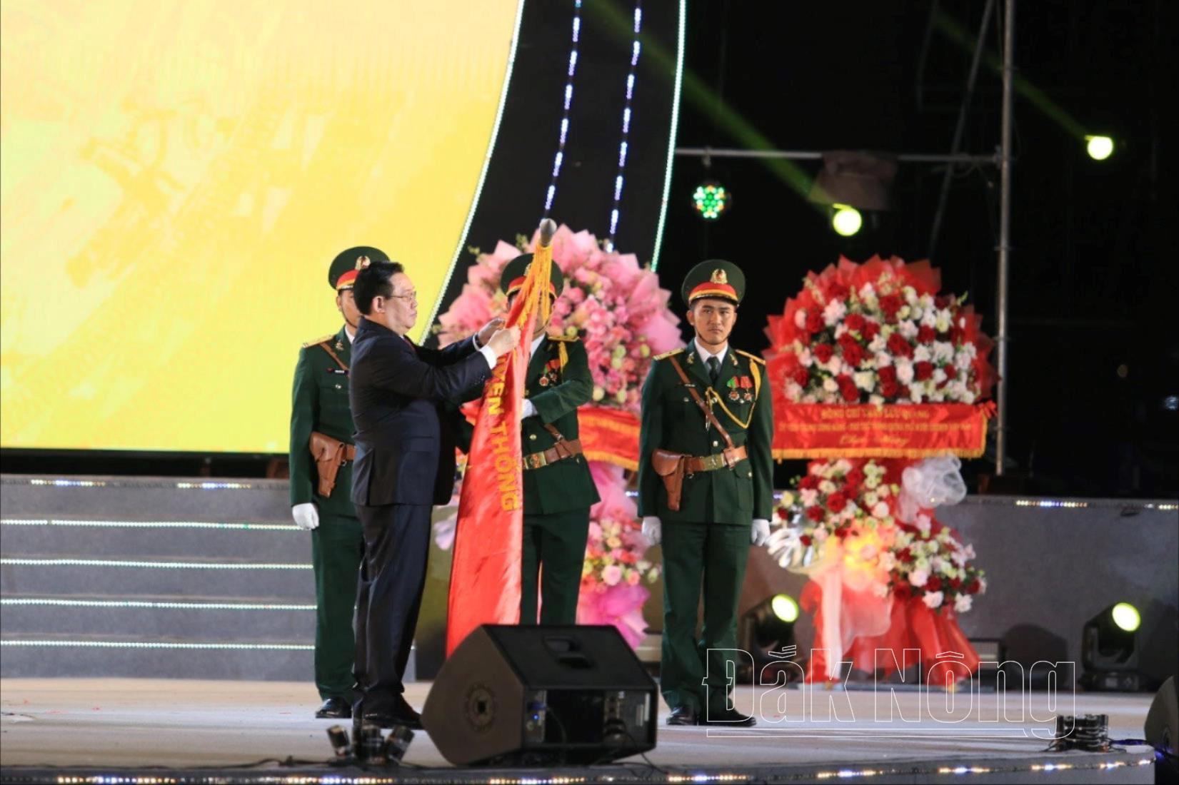 Đồng chí Vương Đình Huệ, Ủy viên Bộ Chính trị, Chủ tịch Quốc hội gắn Huân chương Độc lập hạng Nhất lên cờ truyền thống của Đảng bộ, chính quyền và Nhân dân tỉnh Đắk Nông