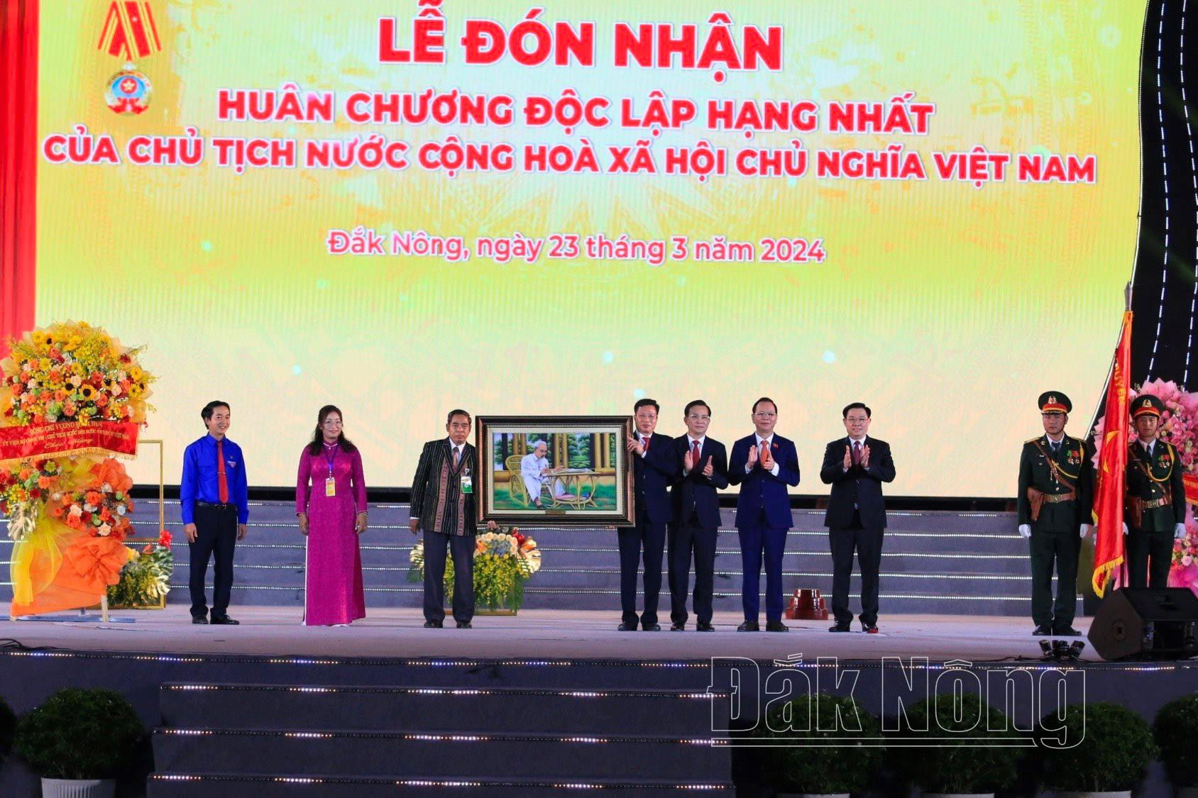 Chủ tịch Quốc hội Vương Đình Huệ trao tặng bức tranh Chủ tịch Hồ Chí Minh cho tỉnh Đắk Nông.