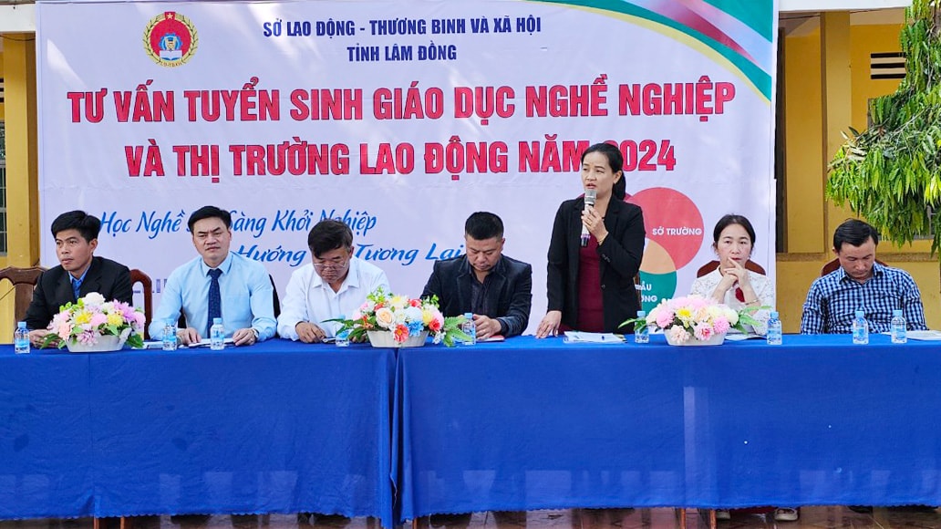 Lãnh đạo Sở Lao động – Thương binh và Xã hội tỉnh cùng các chuyên gia tư vấn, giải đáp những thắc mắc của học sinh
