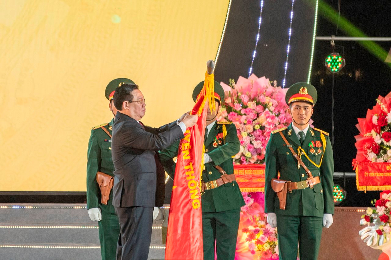 Đồng chí Vương Đình Huệ, Ủy viên Bộ Chính trị, Chủ tịch Quốc hội gắn Huân chương Độc lập hạng Nhất lên cờ truyền thống của Đảng bộ, chính quyền và Nhân dân tỉnh Đắk Nông