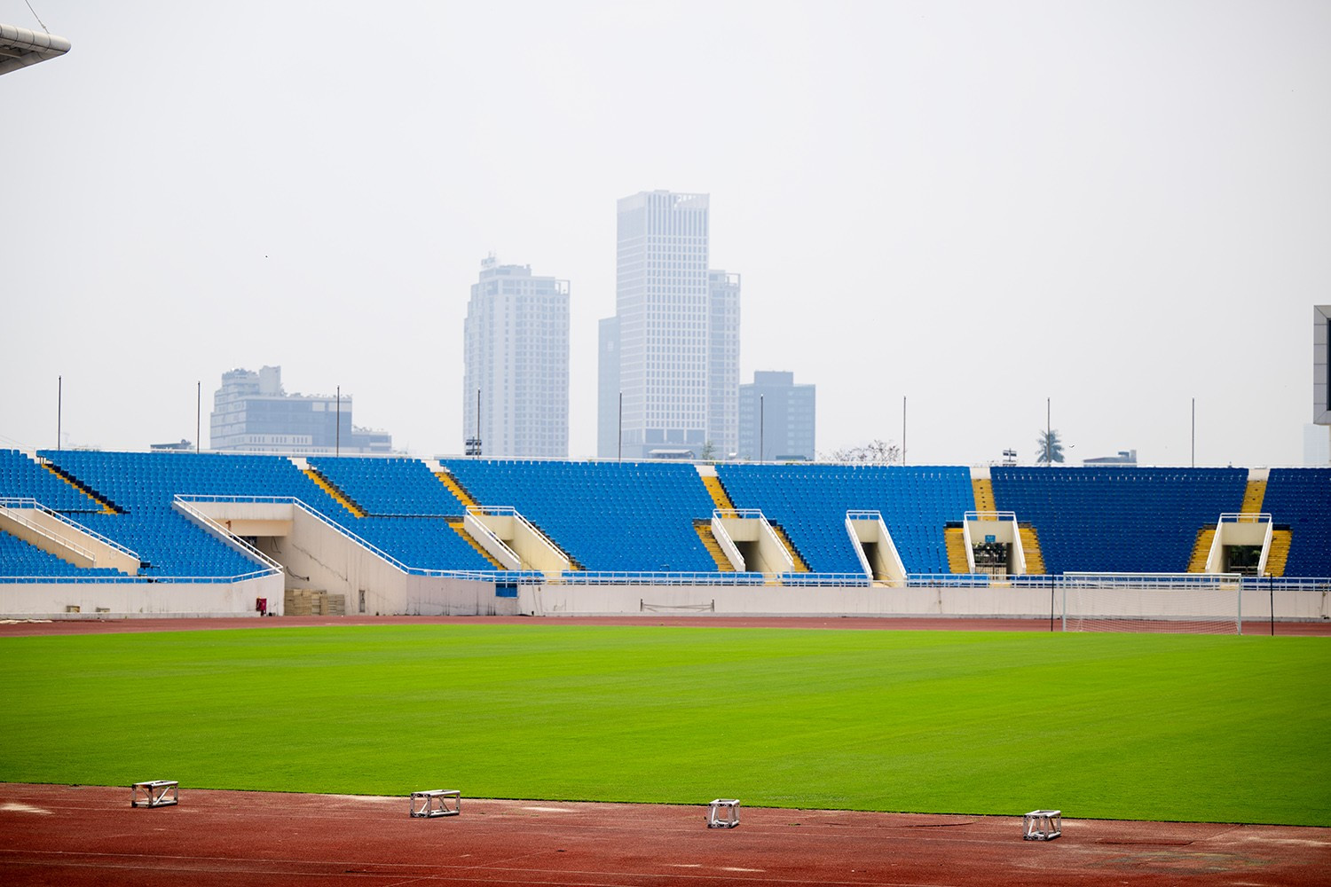 Mặt cỏ sân Mỹ Đình xanh mướt trước trận ĐT Việt Nam - Indonesia