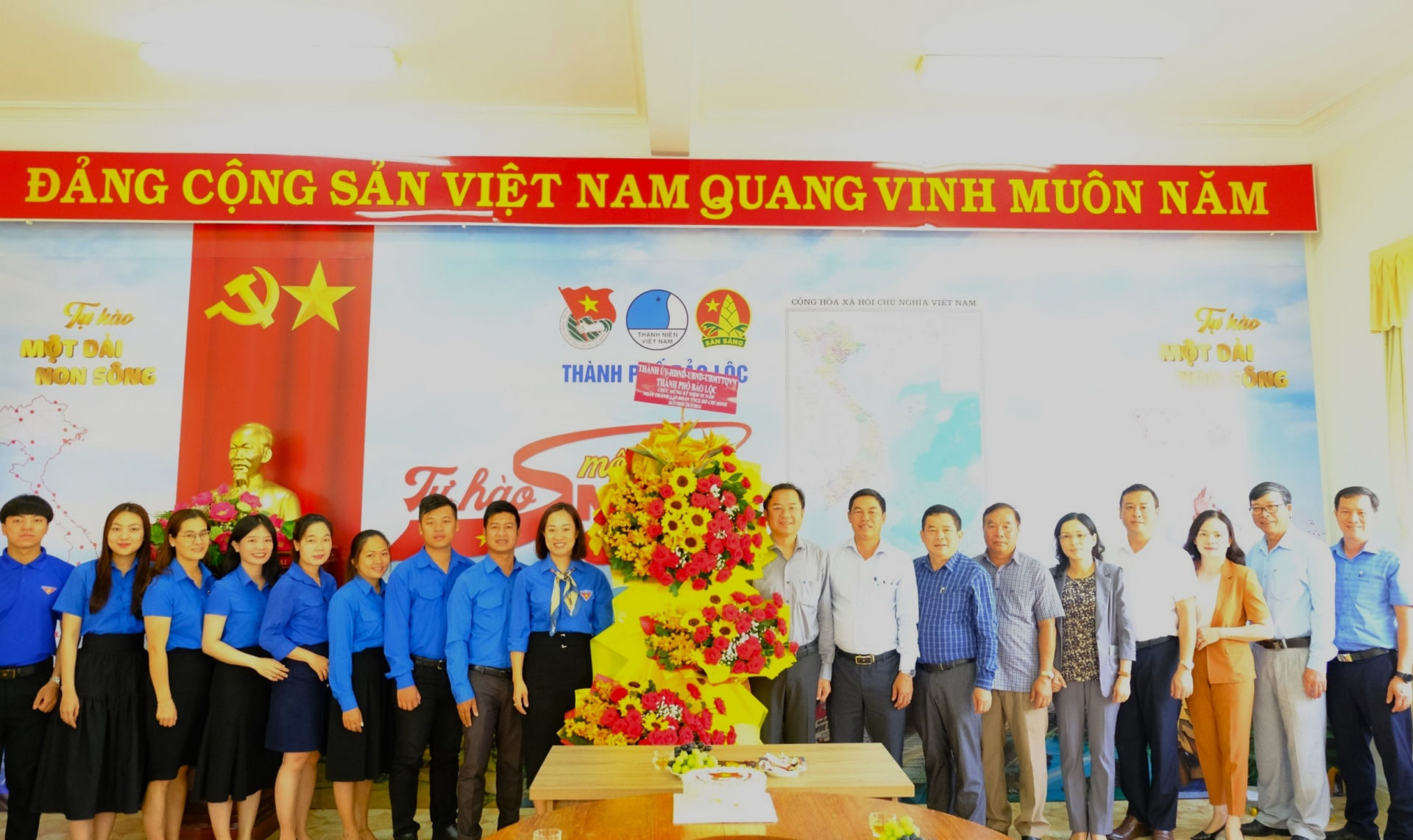 Bí thư Thành ủy Bảo Lộc Tôn Thiện Đồng cùng các đồng chí lãnh đạo thành phố tặng hoa chúc mừng Thành Đoàn Bảo Lộc nhân kỷ niệm 93 Ngày thành lập Đoàn Thanh niên