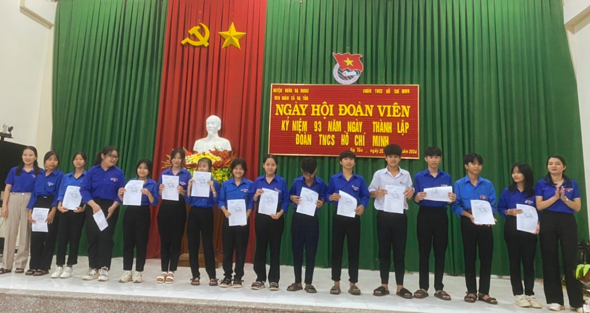 Đoàn TNCS Hồ Chí Minh các xã, thị trấn tổ chức lễ kết nạp đoàn viên mới