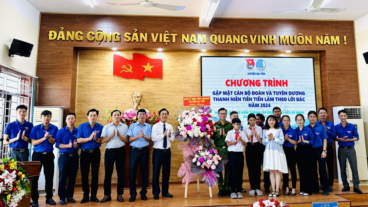 Đại diện lãnh đạo huyện Đạ Tẻh tặng hoa chúc mừng Huyện đoàn nhân dịp 93 năm Ngày thành lập Đoàn TNCS Hồ Chí Minh