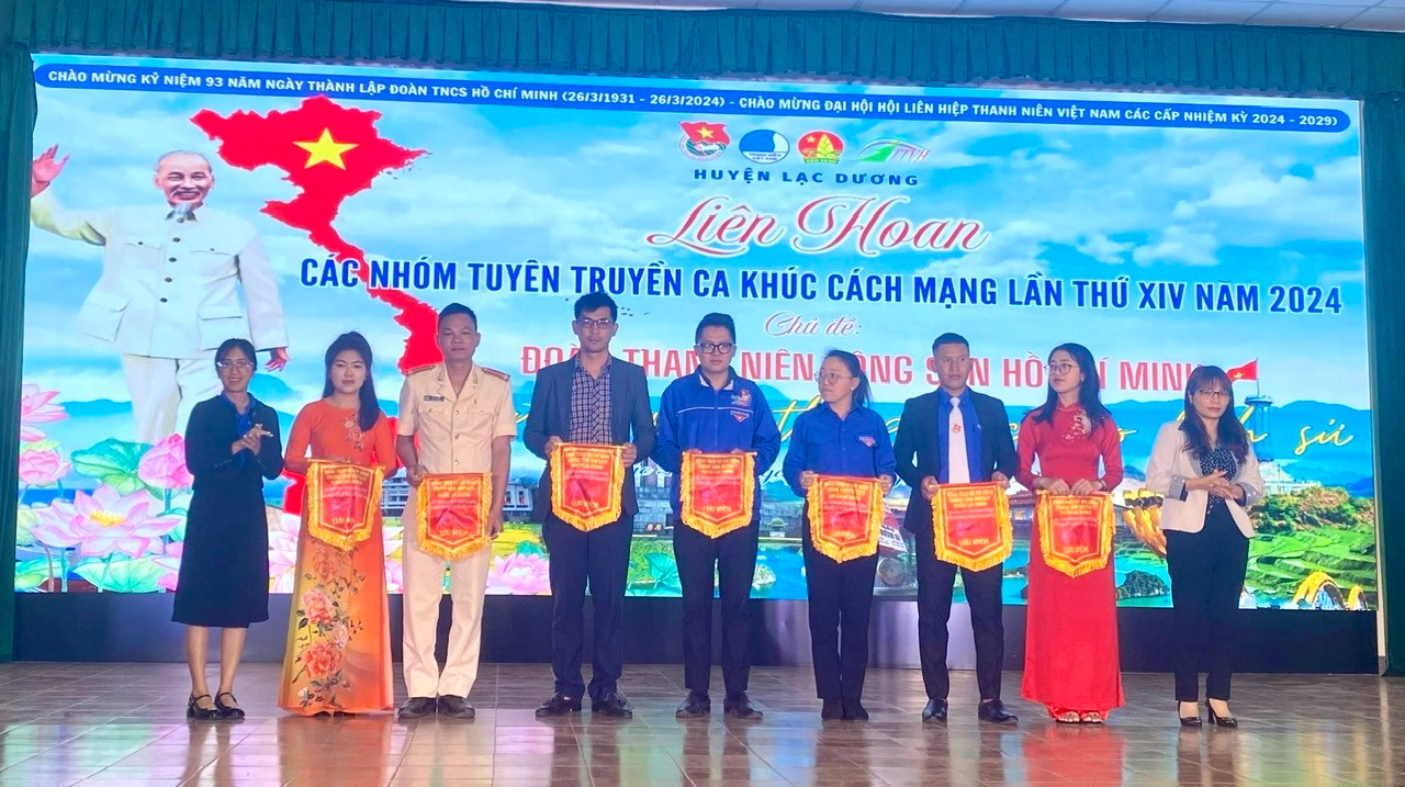 Tặng cờ lưu niệm cho các đội thi tham gia Liên hoan