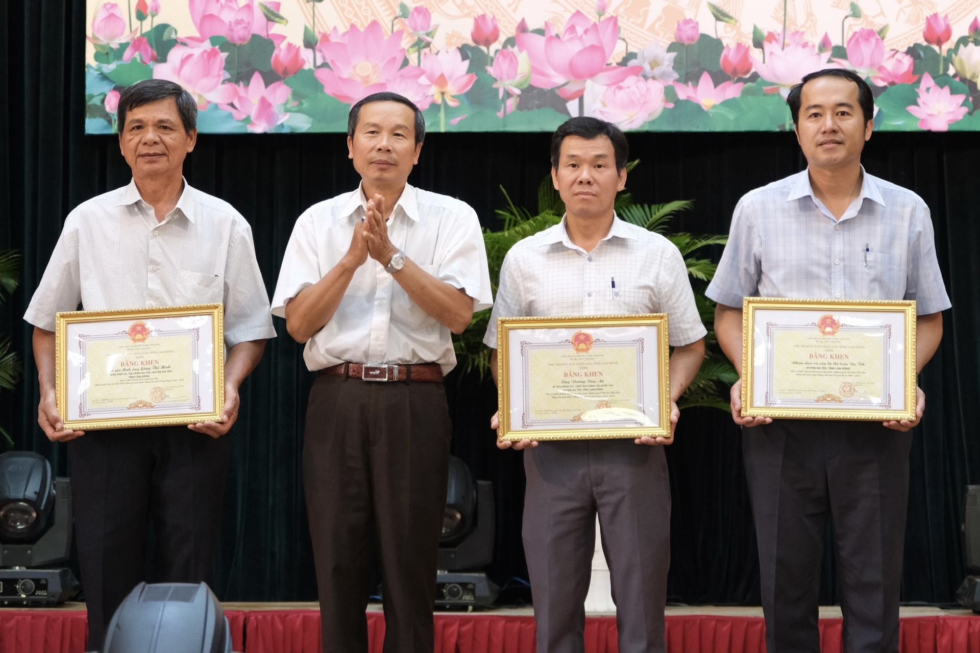 Tặng 1 tập thể, 2 cá nhân và hộ gia đình đã có thành tích trong thực hiện Nghị quyết Đại hội Đại biểu Đảng bộ tỉnh Lâm Đồng lần thứ XI giai đoạn 2020-2023.