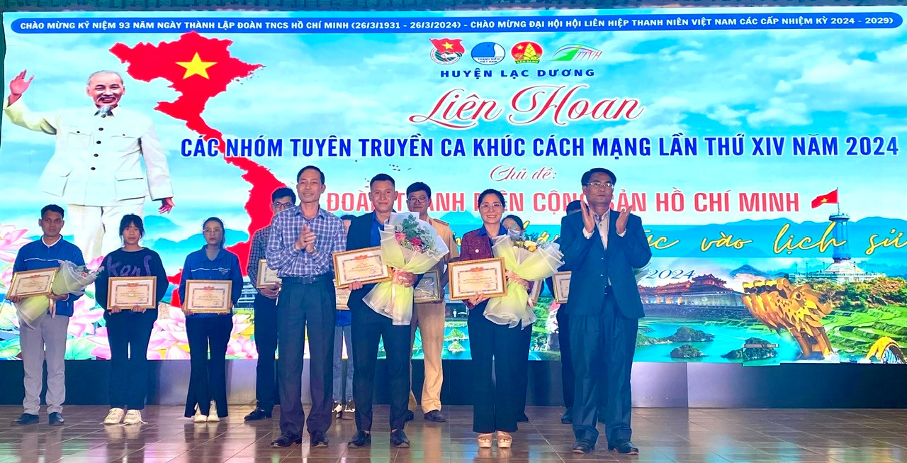 Phó Bí thư Thường trực Huyện ủy Lạc Dương Ya Tiong và Trưởng Ban Dân vận Huyện ủy Bùi Văn Thụy tặng hoa và giấy khen cho các đội thi đoạt giải Nhất, Nhì