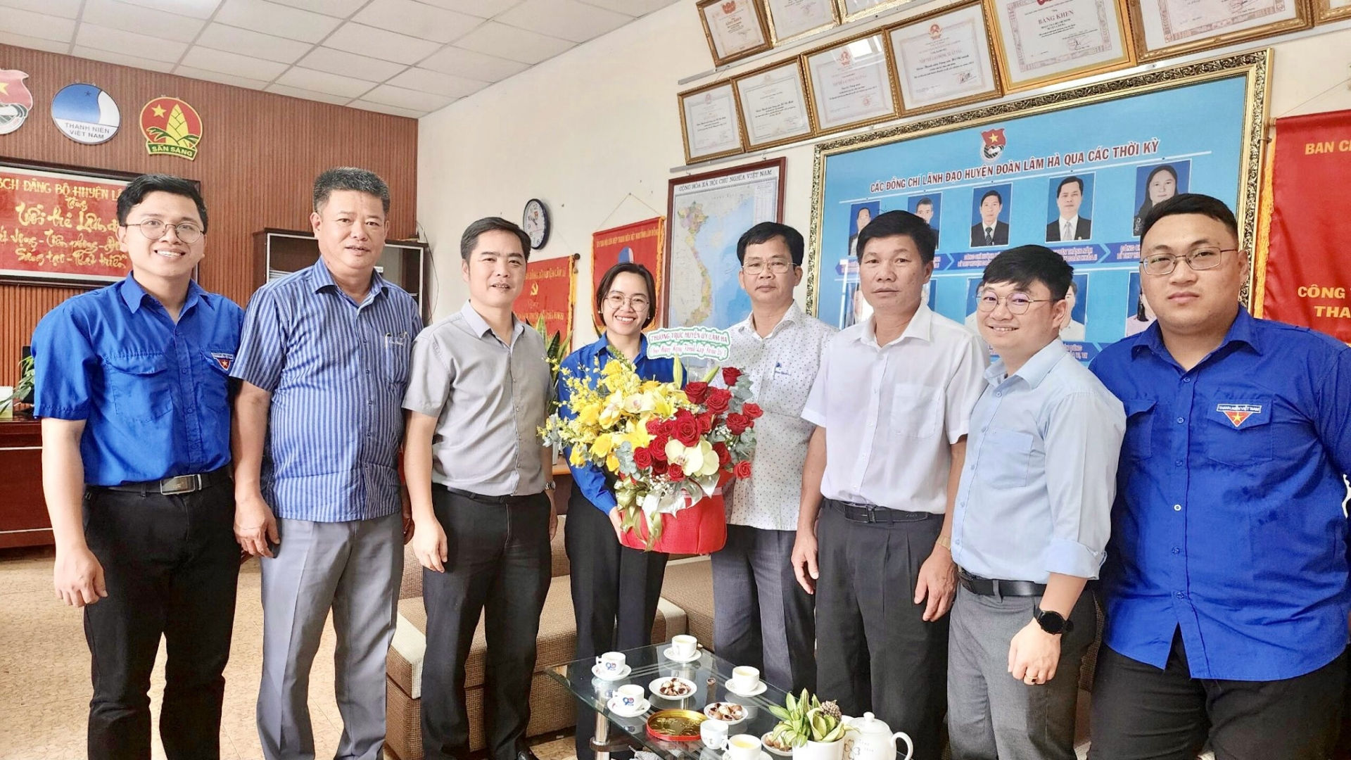 Lãnh đạo huyện Lâm Hà thăm, tặng hoa chúc mừng Ngày ngày thành lập Đoàn TNCS Hồ Chí Minh