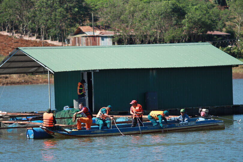 Các lực lượng cứu hộ đã tìm thấy thi thể của cháu bé bị lật thuyền mất tích trên hồ Đông ở huyện Di Linh, tỉnh Lâm Đồng. Ảnh: Anh Tùng