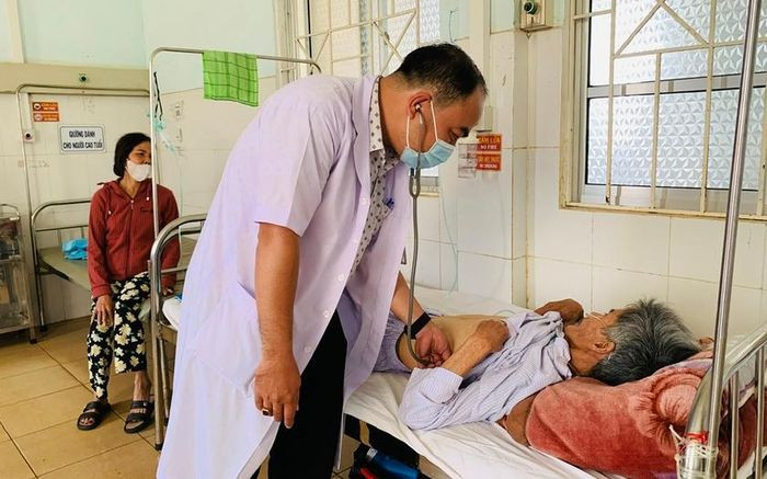 Bác sĩ thăm khám cho bệnh nhân lao tại Bệnh viện Lao và Bệnh phổi tỉnh. Ảnh: N.N