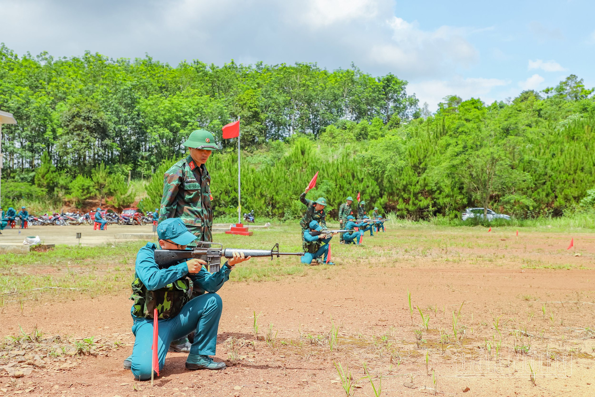 Lực lượng tự vệ khối các cơ quan tỉnh Đắk Nông kiểm tra động tác quỳ bắn đạn thật súng AR-15 bài 1 (Ảnh: Nguyễn Nam)