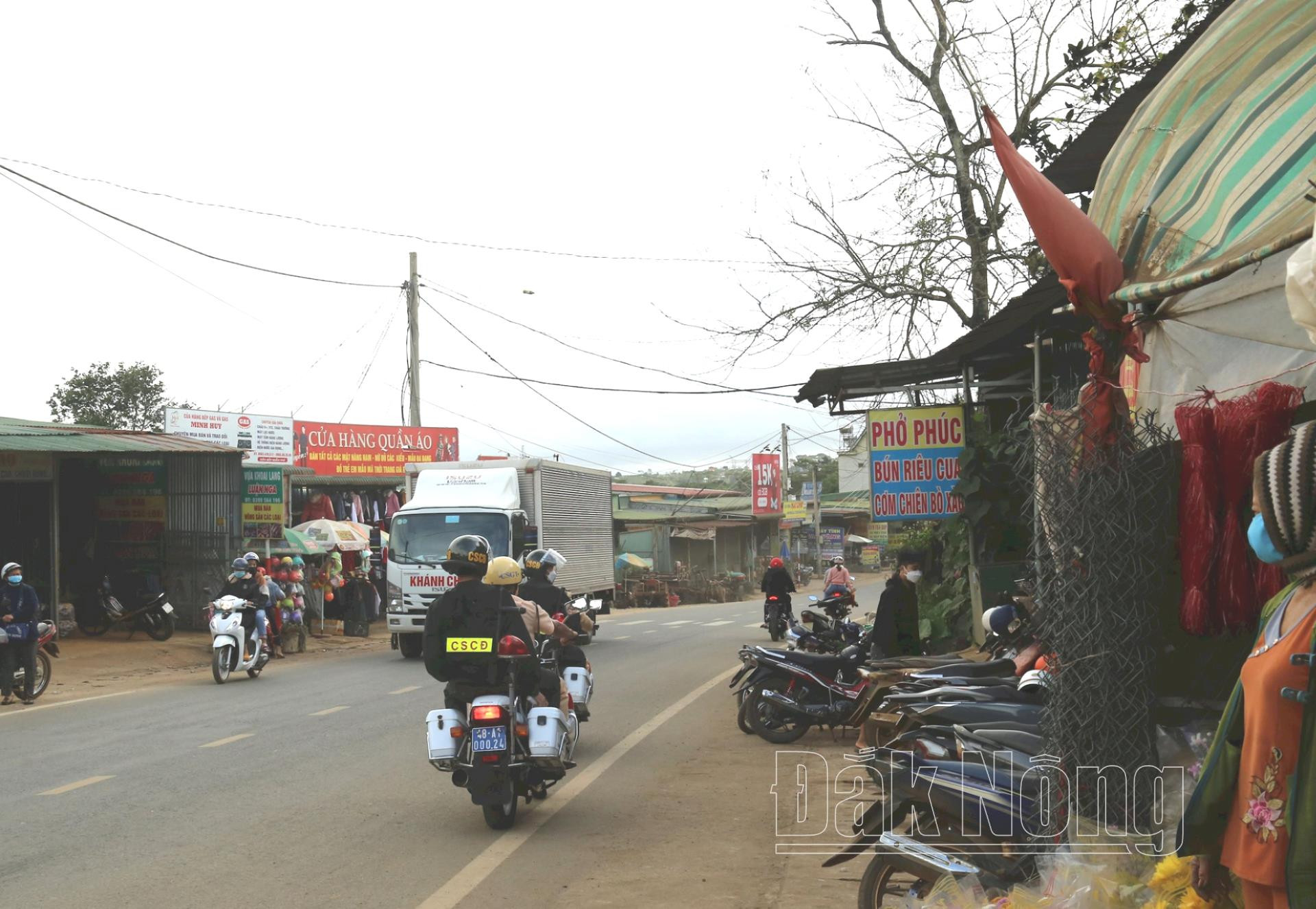 Một cửa hàng kinh doanh tại xã Quảng Sơn, huyện Đắk Glong vi phạm nghiêm trọng hành lang ATGT
