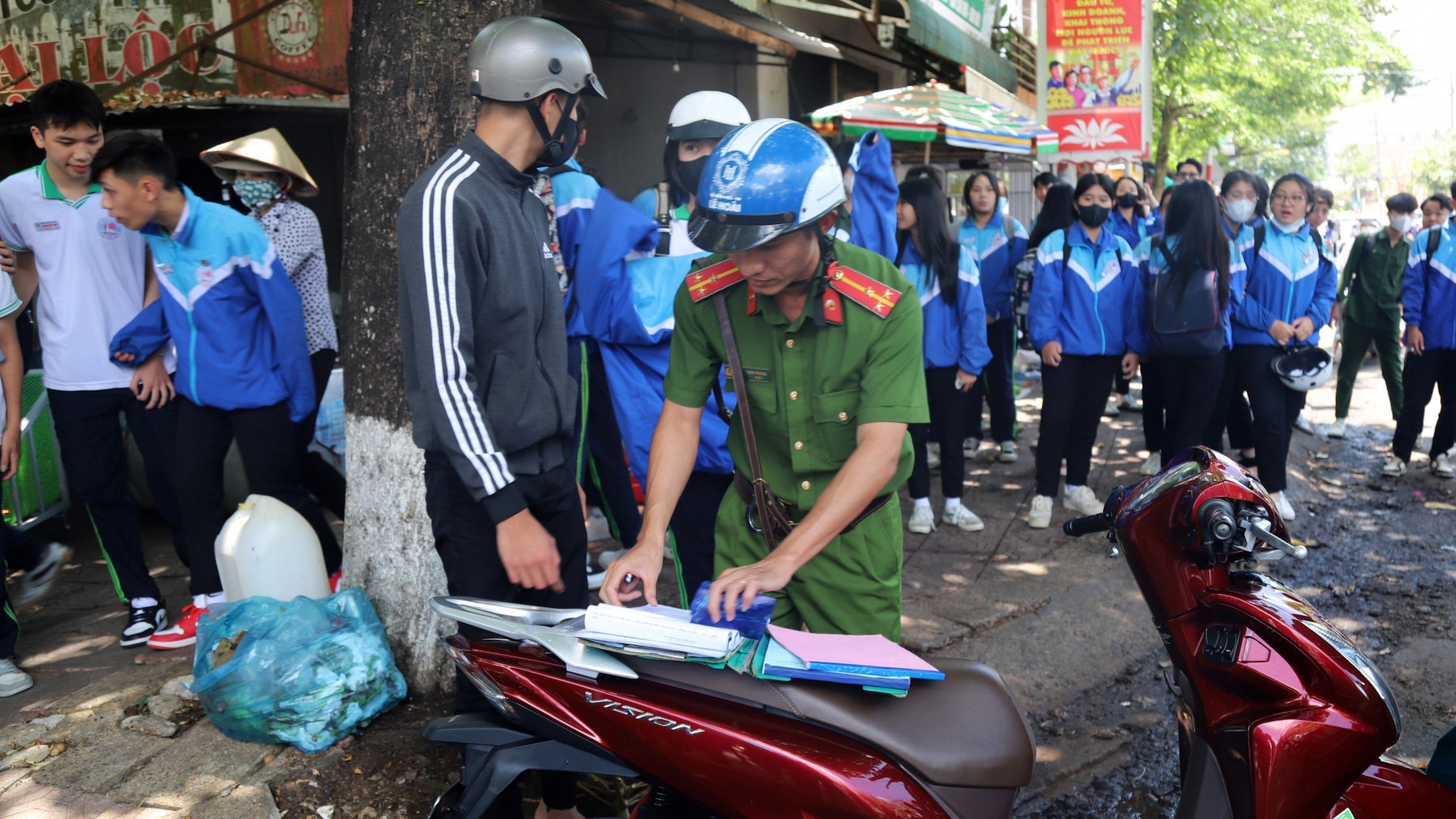 Cơ quan công an xử lý học sinh vi phạm an toàn giao thông trước cổng Trường THPT Nguyễn Du