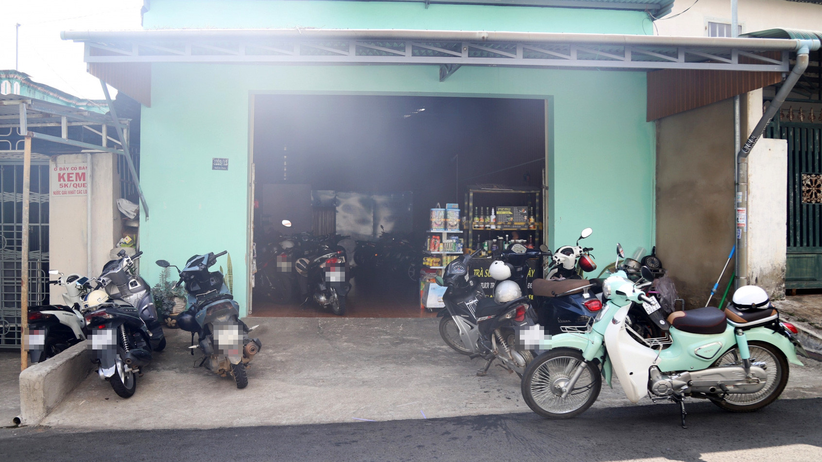 Một điểm giữ xe tự phát tại nhà dân trước cổng Trường Nguyễn Tri Phương (phường Lộc Tiến) chật kín xe máy của học sinh