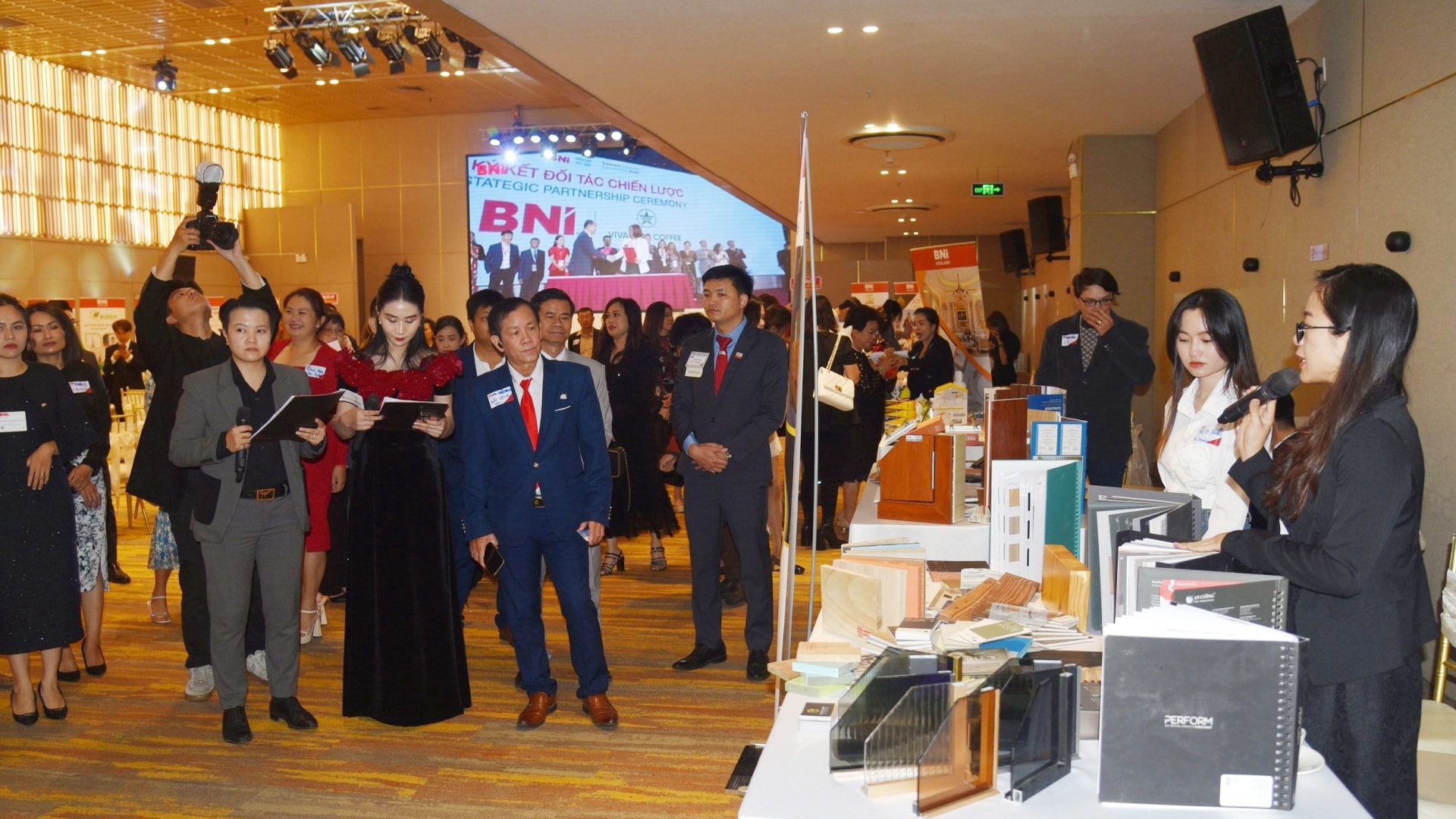 Các đại biểu tham quan các gian hàng
