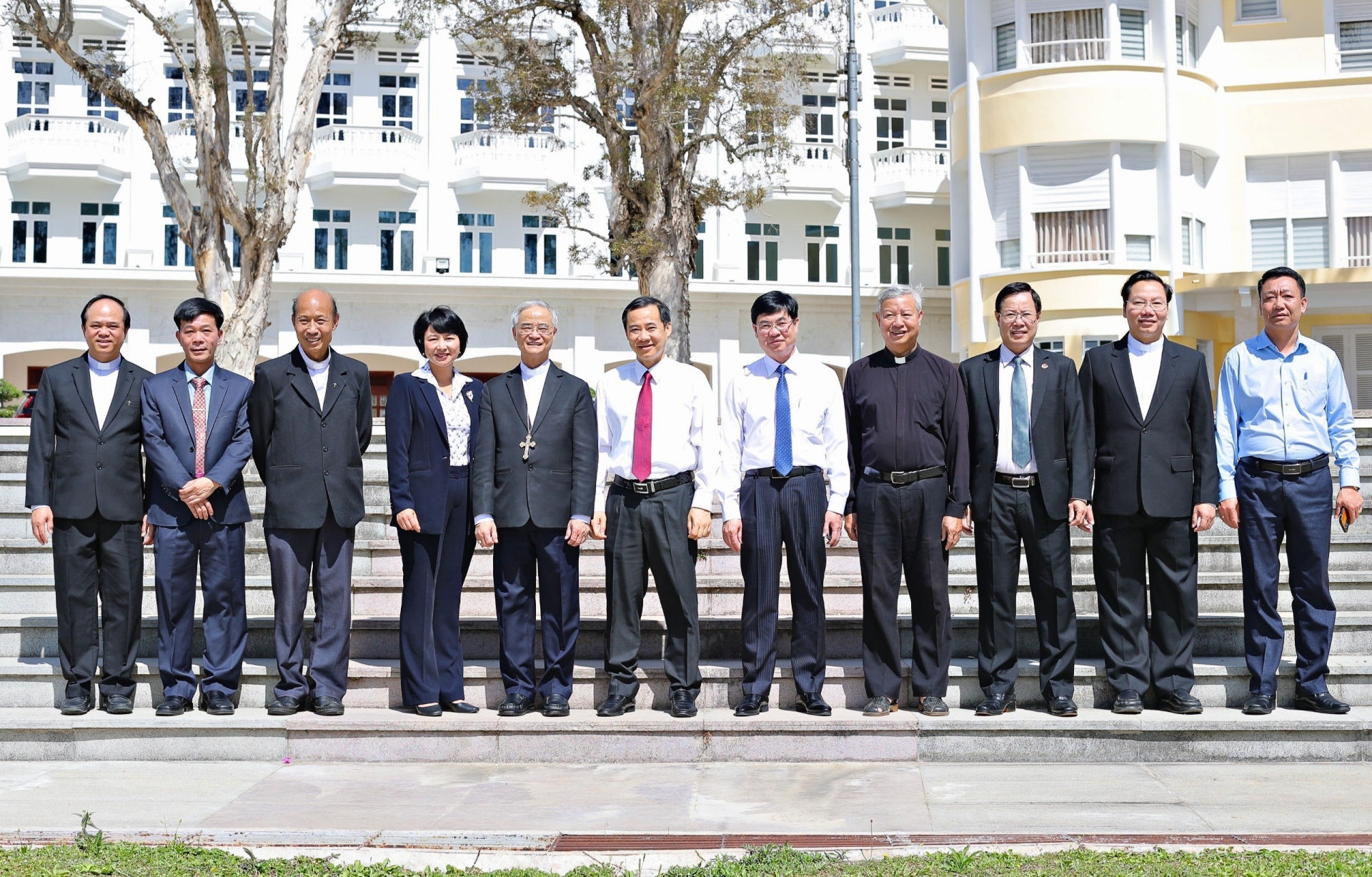 Đoàn lãnh đạo tỉnh Lâm Đồng do Quyền Bí thư Tỉnh uỷ Nguyễn Thái Học làm trưởng đoàn chụp hình lưu niệm với các chức sắc Giáo phận Đà Lạt nhân chuyến thăm, chúc mừng Lễ phục sinh 2024