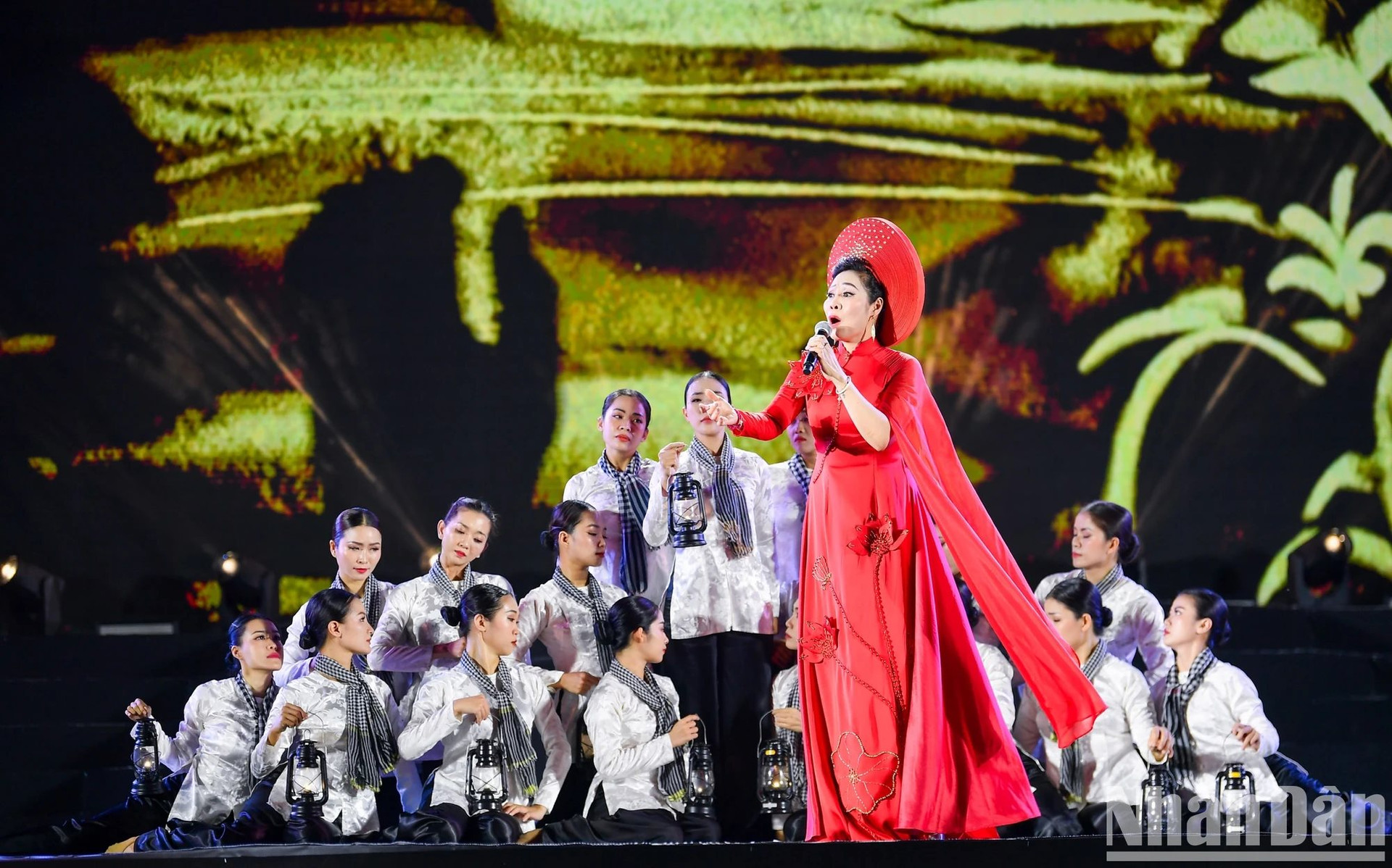 Nghệ sĩ Ưu tú Thiên Hoa biểu diễn ca khúc Bông huệ đỏ.