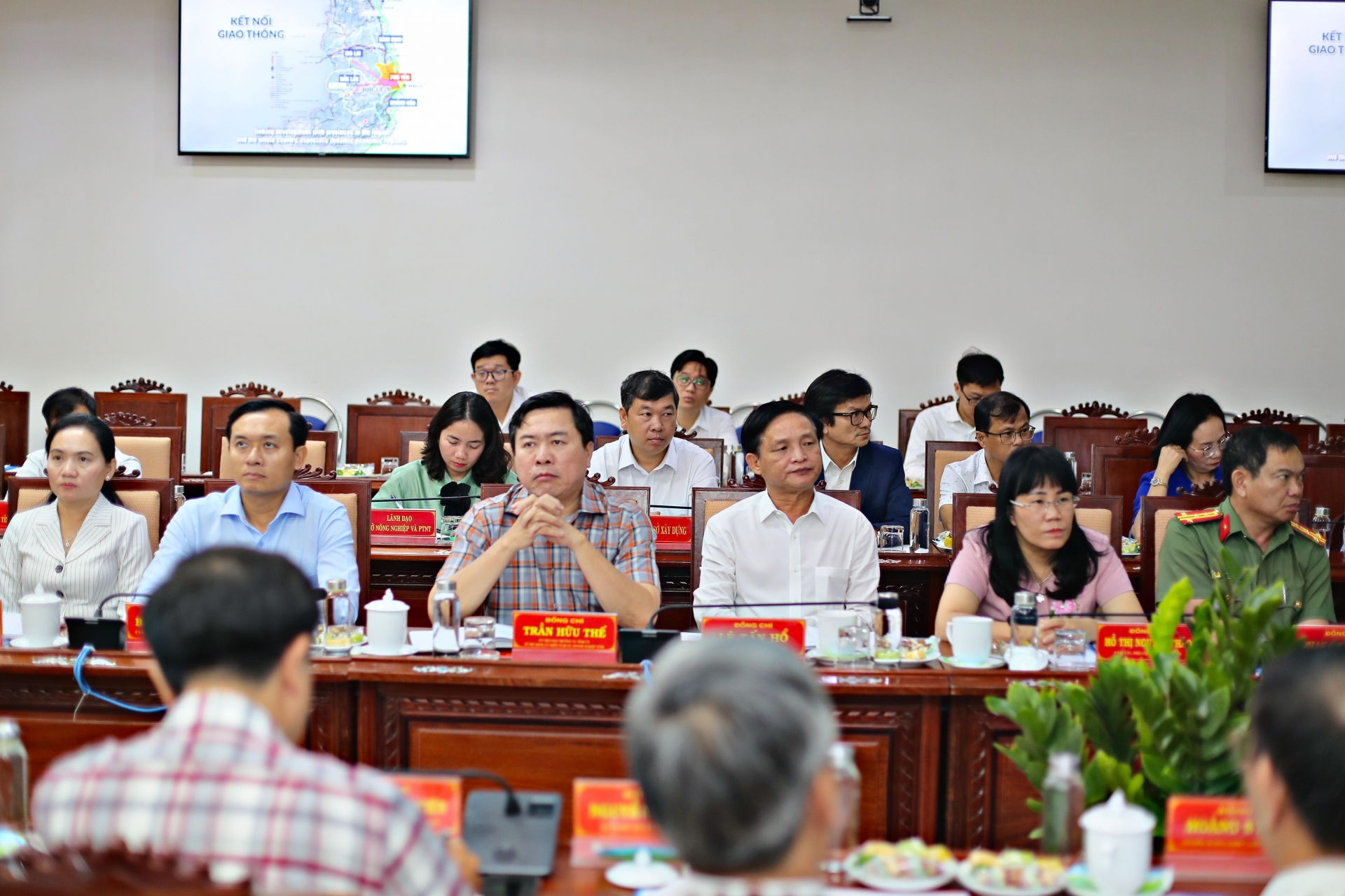 Quanh cảnh buổi làm việc