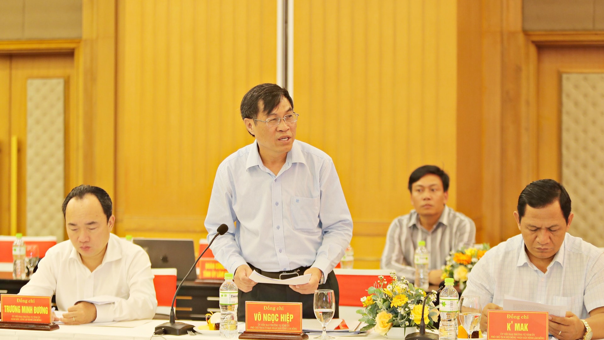 Đồng chí Võ Ngọc Hiệp - Ủy viên Ban Thường vụ Tỉnh ủy, Phó Chủ tịch UBND tỉnh Lâm Đồng báo cáo tình hình hợp tác giữa hai địa phương thời gian qua