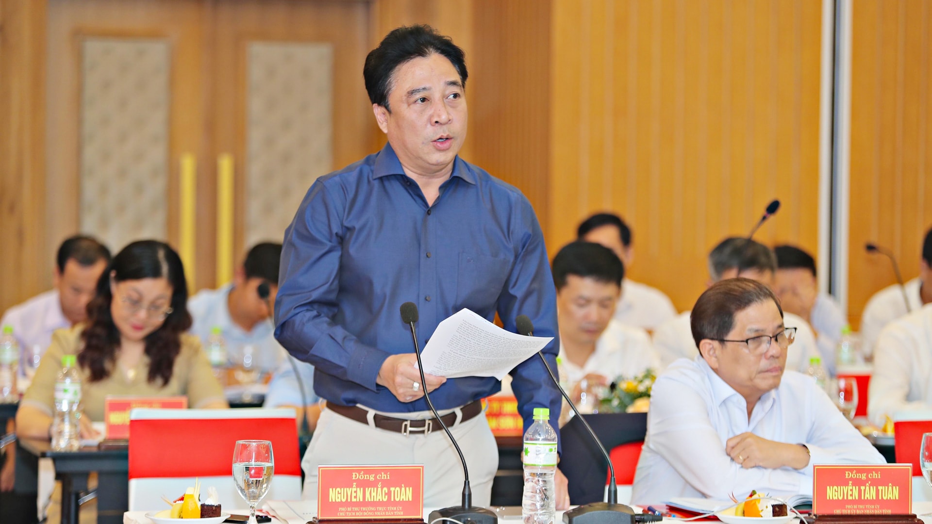 Phó Bí thư Thường trực Tỉnh ủy, Chủ tịch HĐND tỉnh báo cáo tình hình hợp tác giữa hai địa phương