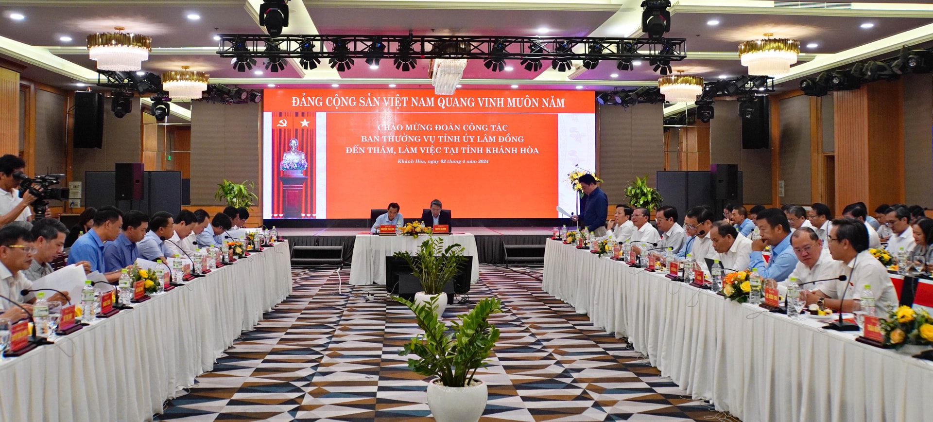 Quang cảnh buổi làm việc