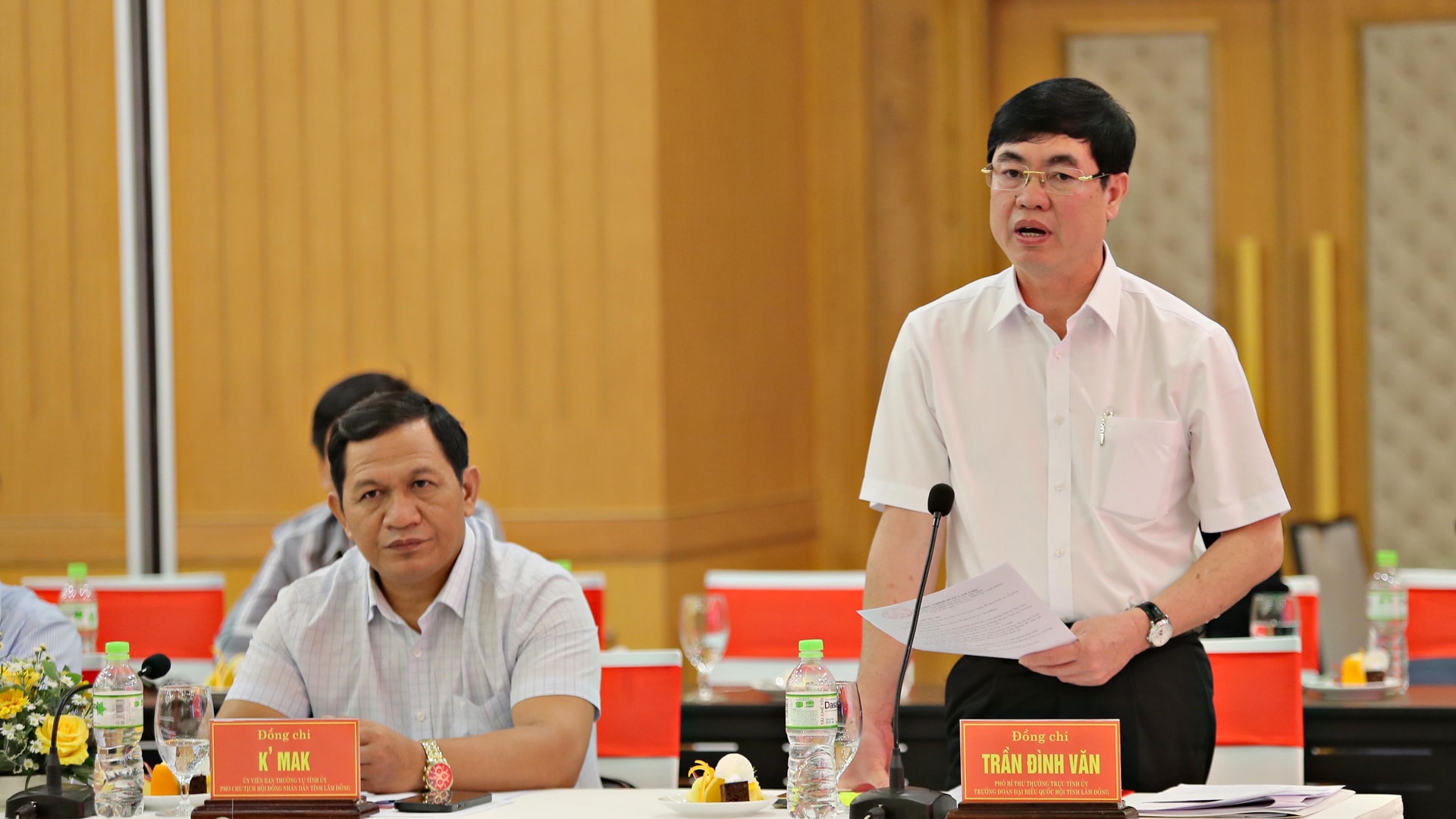 Đồng chí Trần Đình Văn - Phó Bí thư Thường trực Tỉnh uỷ, Trưởng đoàn ĐBQH tỉnh Lâm Đồng phát biểu đánh giá tình hình hợp tác giữa hai địa phương