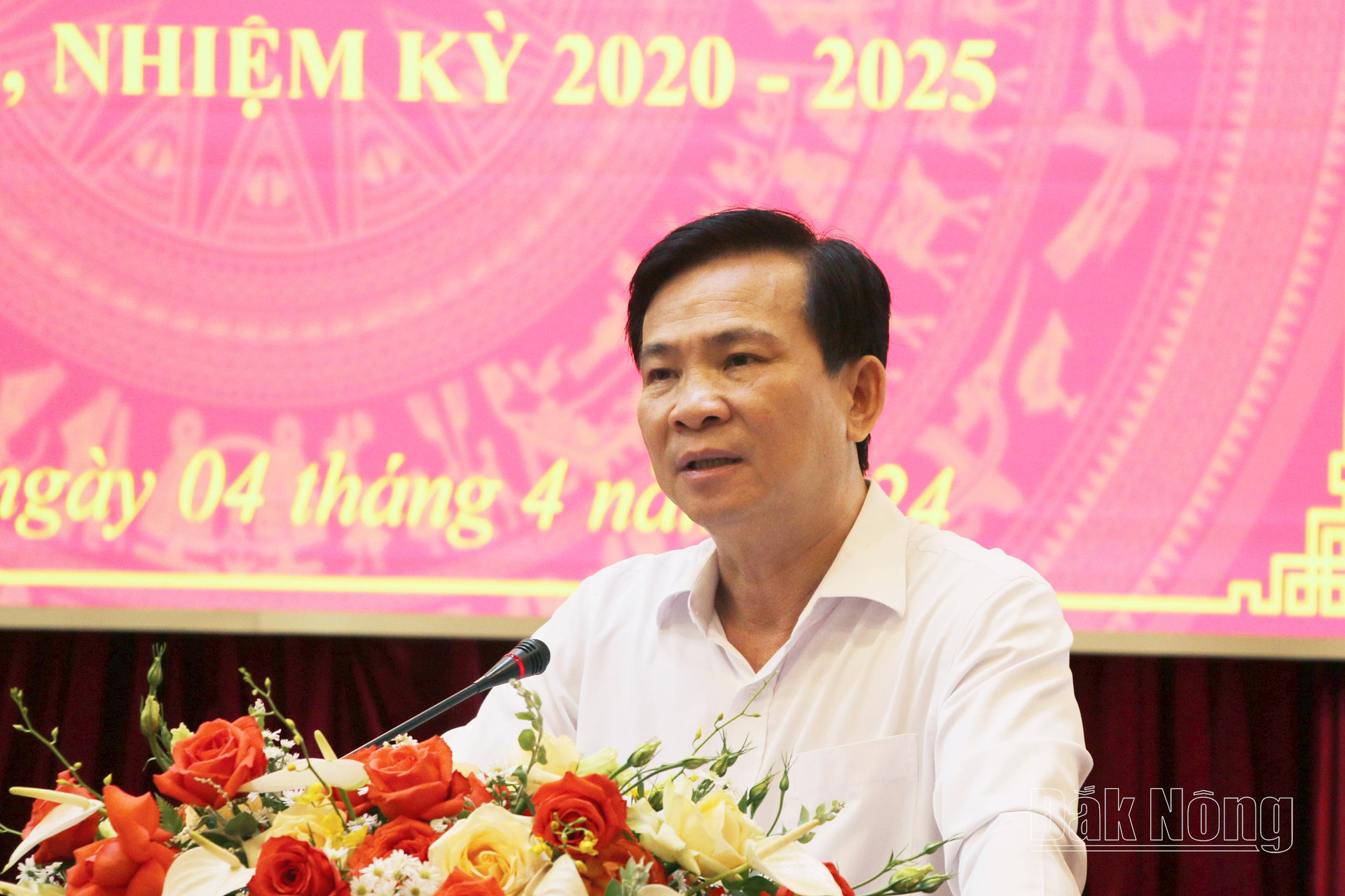 Đồng chí Hồ Văn Mười, Phó Bí thư Tỉnh ủy, Chủ tịch UBND tỉnh Đắk Nông trình bày dự thảo báo cáo kết quả thực hiện nhiệm vụ quý I, nhiệm vụ trọng tâm quý II năm 2024.