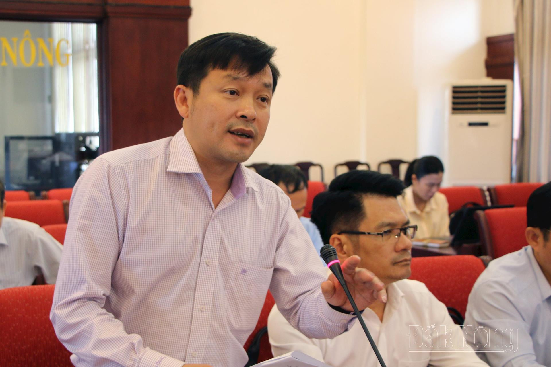 Phó Giám đốc Sở Kế hoạch Đầu tư tỉnh Đắk Nông Dương Minh Châu trao đổi, giải trình về phân bổ, giải ngân vốn trên địa bàn tỉnh