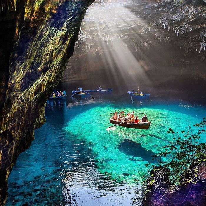 Tham quan hang động Melissani Hy Lạp có màu xanh tuyệt đẹp