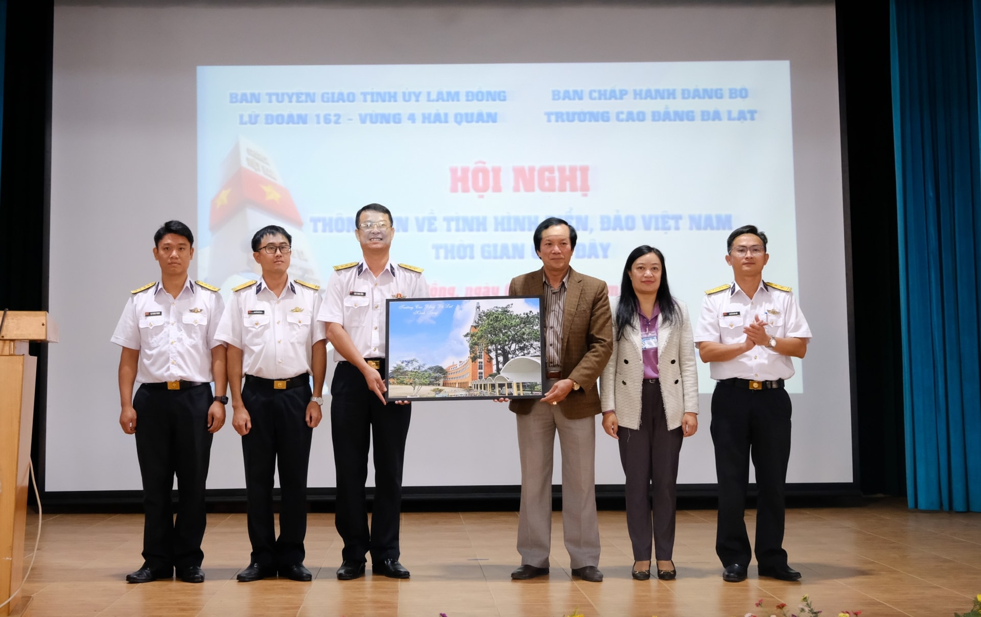 Ban Giám hiệu trường Cao đẳng Đà Lạt tặng quà đoàn công tác
