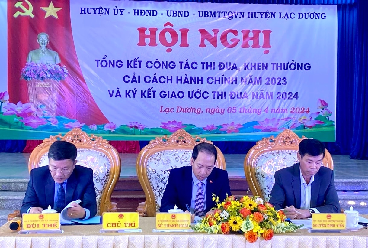 Các đồng chí chủ trì hội nghị