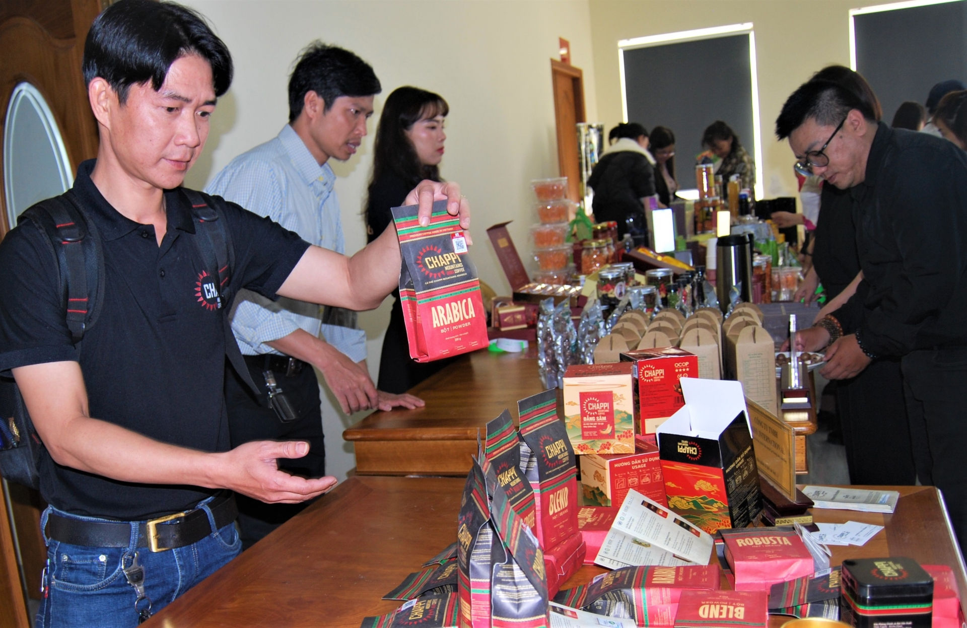 Trưng bày các mặt hàng nông sản ứng dụng chuyển đổi số tại Hội thảo