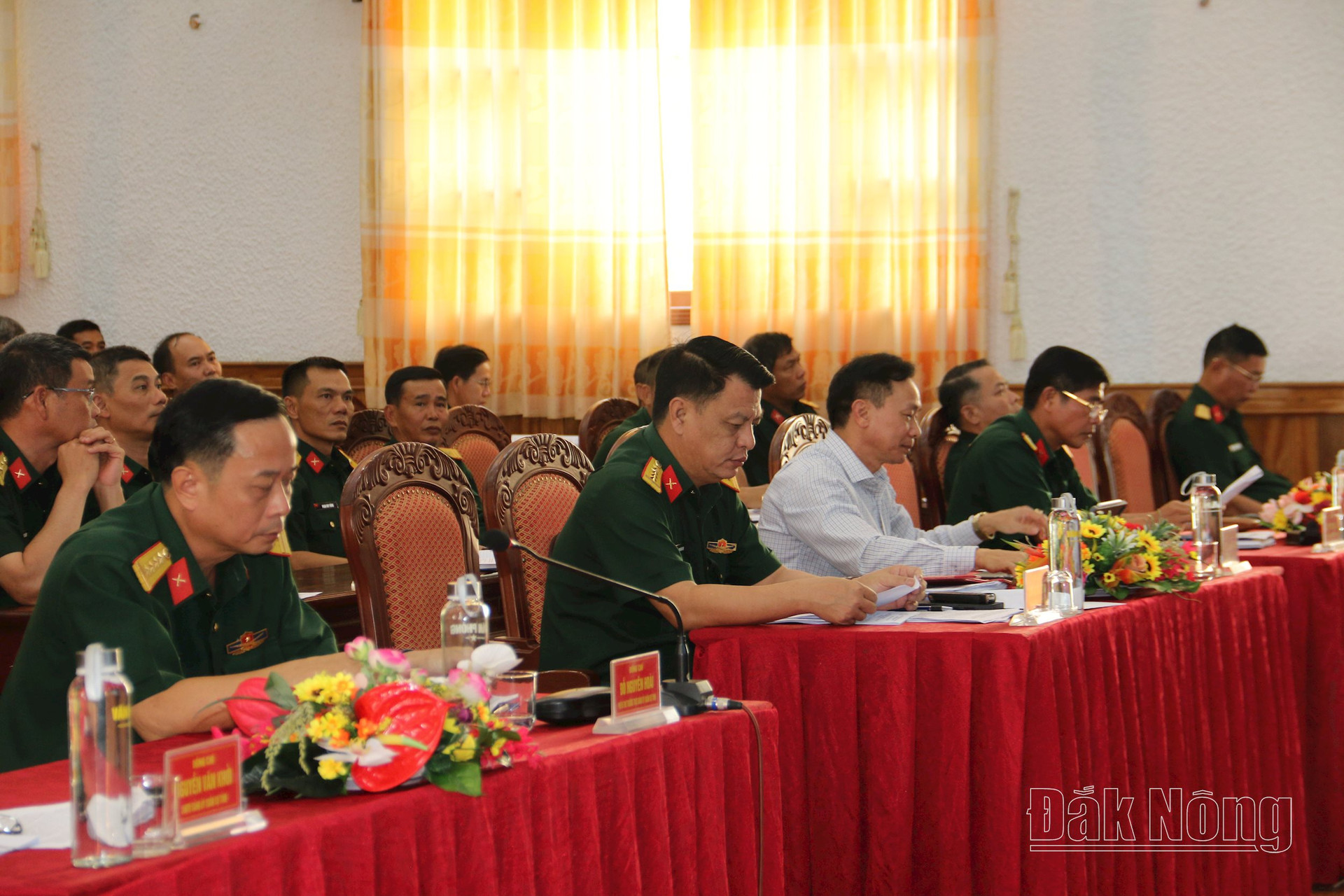 Đại tá Đinh Hồng Tiếng, UVTV, Phó Bí thư Đảng uỷ Quân sự, Chỉ huy Trưởng Bộ Chỉ huy Quân sự tỉnh Đắk Nông cùng các đại biểu dự tại hội nghị