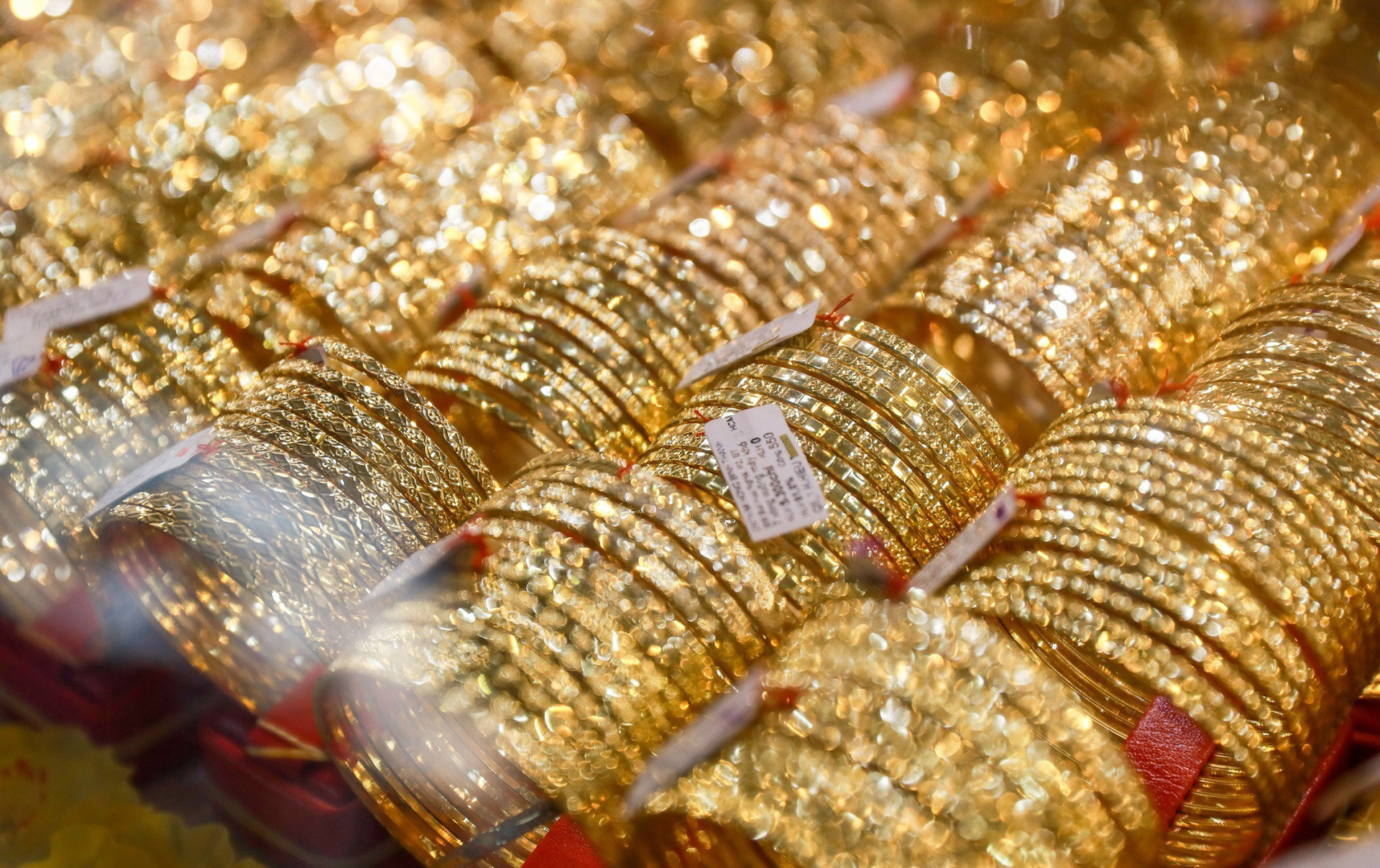 Giá vàng hôm nay 24/3: Vàng nhẫn vẫn tăng bất chấp vàng SJC giảm tới 1,6 triệu đồng/lượng