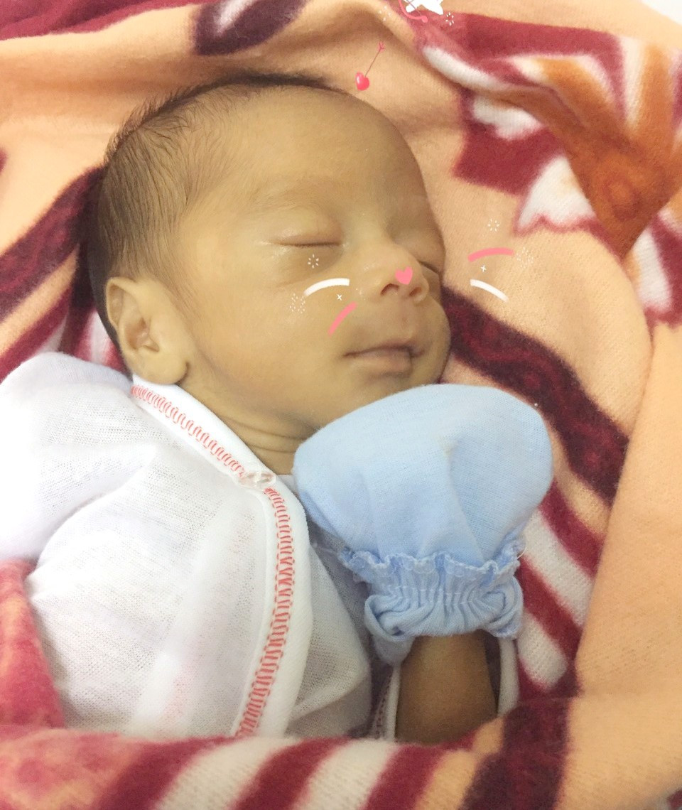 Cháu KSu Đan từ 1,6kg đến nay đã hơn 2,6kg và đang chìm trong giấc ngủ sau khi đã ăn no sữa mẹ