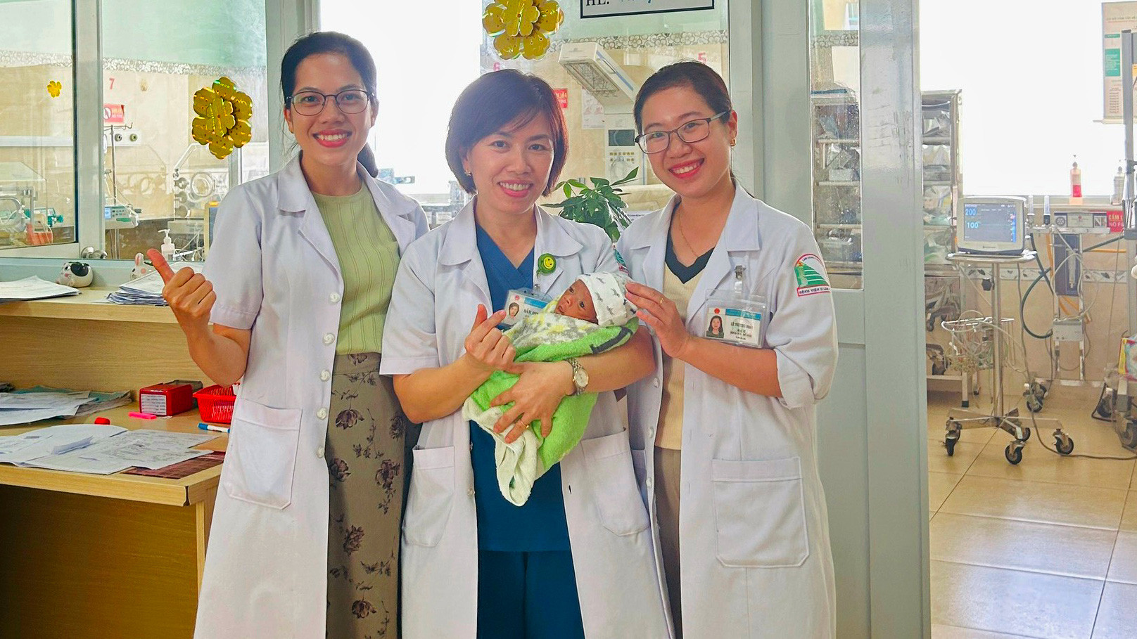 Các y, bác sĩ, điều dưỡng Khoa Sơ sinh Bệnh viên II vui mừng chứng kiến sự hồi sinh tuyệt vời của bé trai sinh non nặng 1,6kg sau gần 1 tháng chăm sóc, điều trị