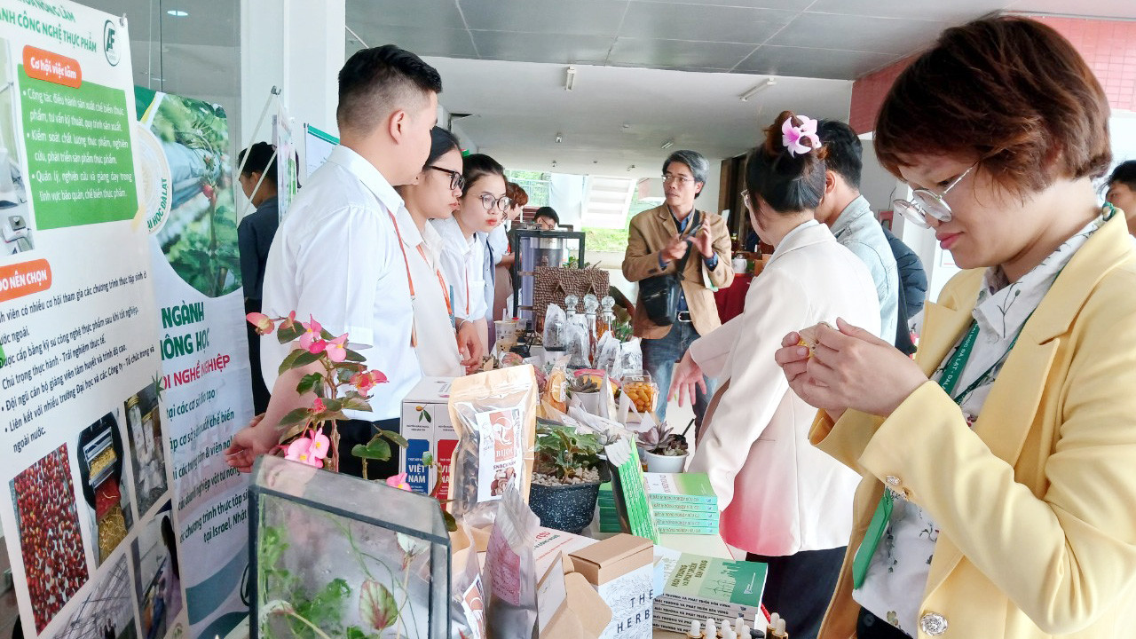 Trưng bày các sản phẩm được sản xuất từ các công trình nghiên cứu khoa học của giảng viên, học viên và sinh viên Trường Đại học Đà Lạt