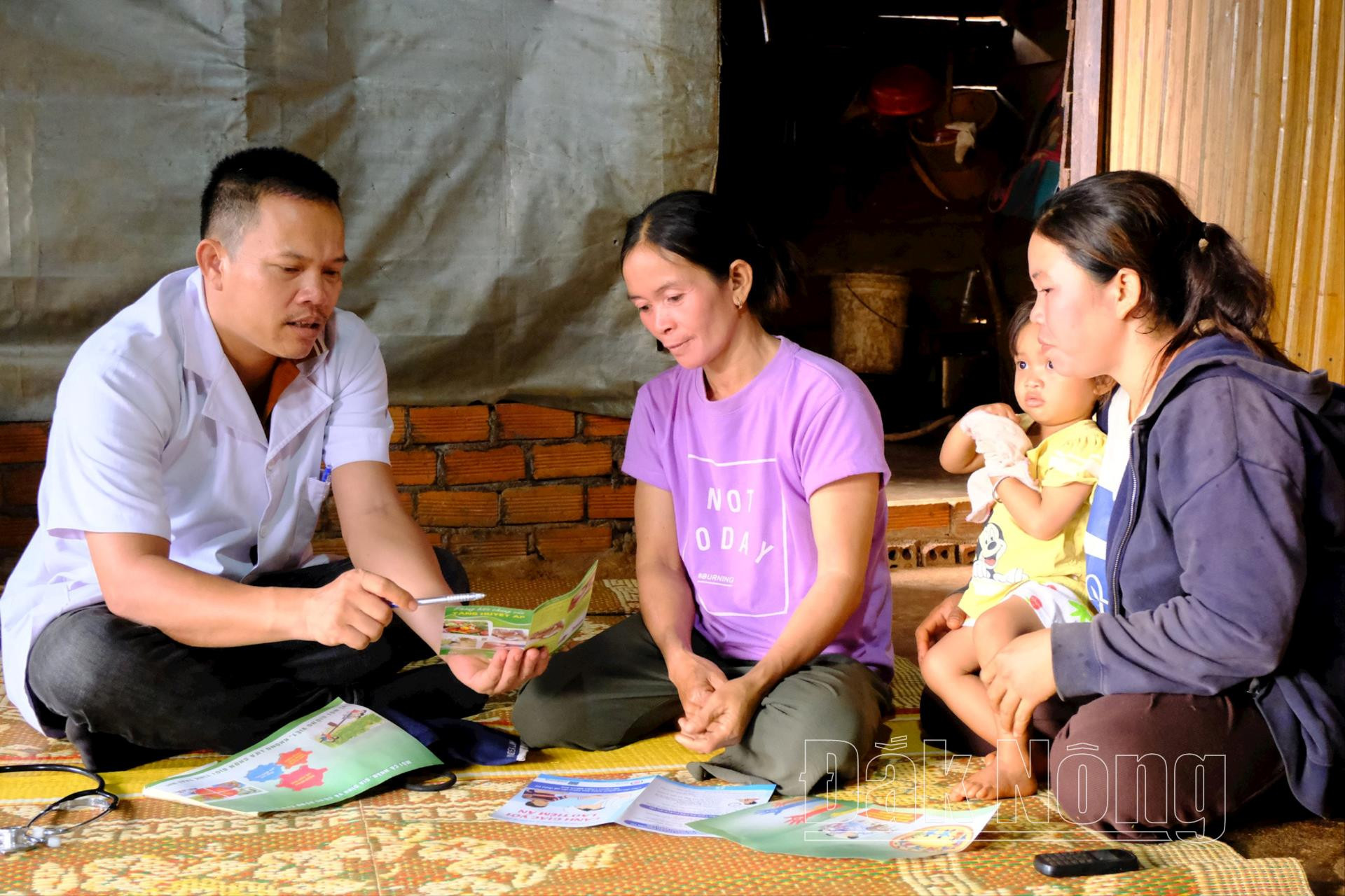 Bác sĩ Lang Minh Tín thực hiện tuyên truyền y tế tại gia đình bà Thị Nớp 