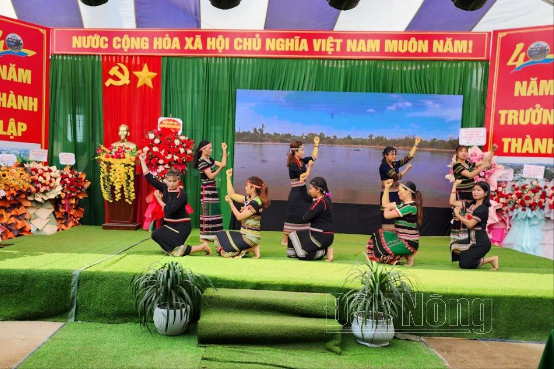 Văn nghệ khai mạc Lễ kỷ niệm 40 năm Ngày thành lập xã Đắk P'lao