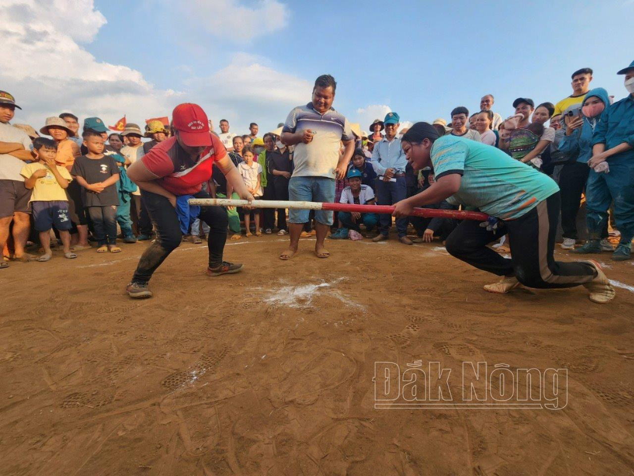 Phần thi đẩy gậy (19/4) tại lễ hội kỷ niệm thành lập xã Đắk P'lao thu hút đông đảo người dân cổ vũ