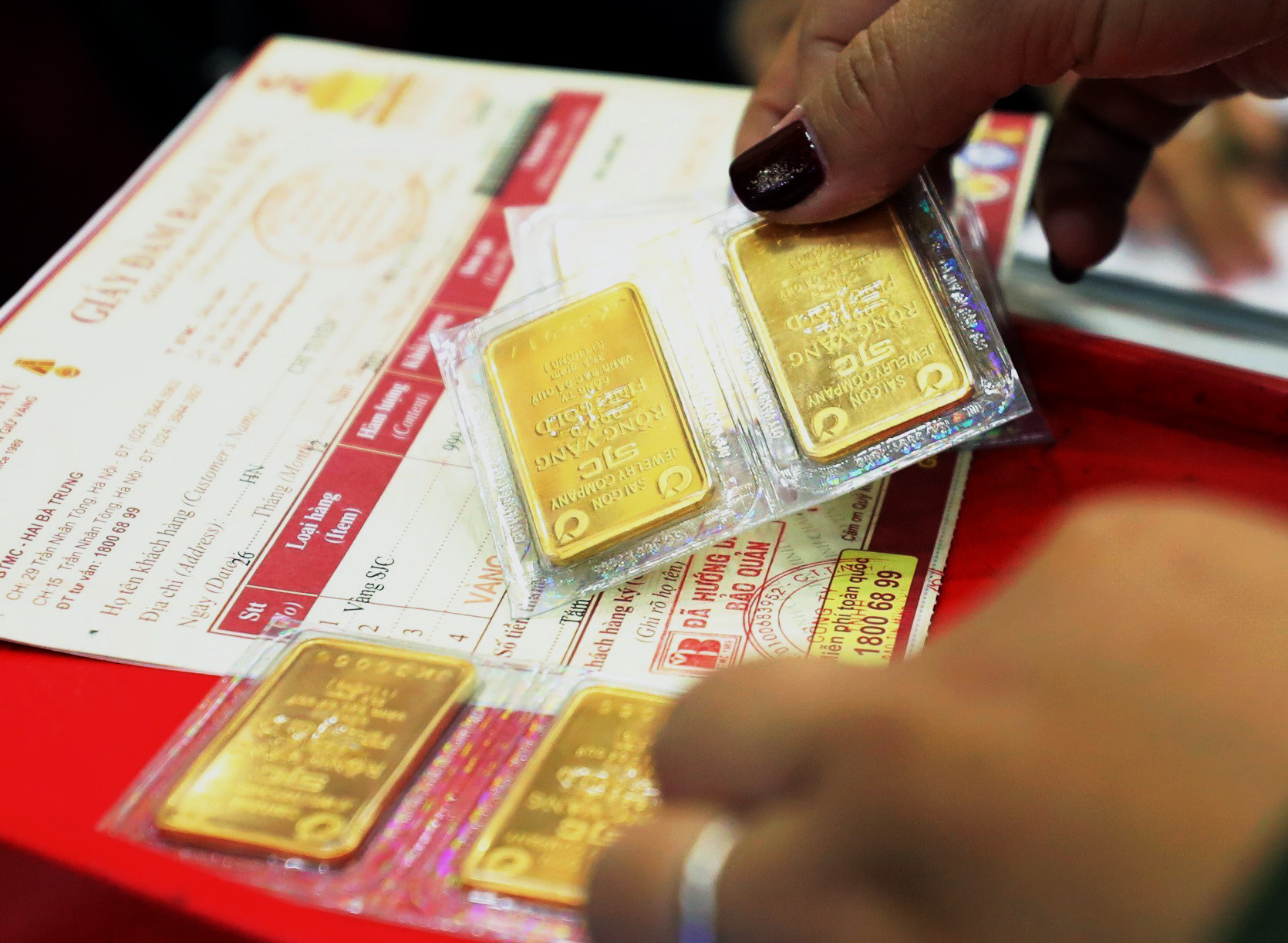 Giá vàng trong nước giảm chênh lệch với thế giới trước giờ đấu thầu | baotintuc.vn